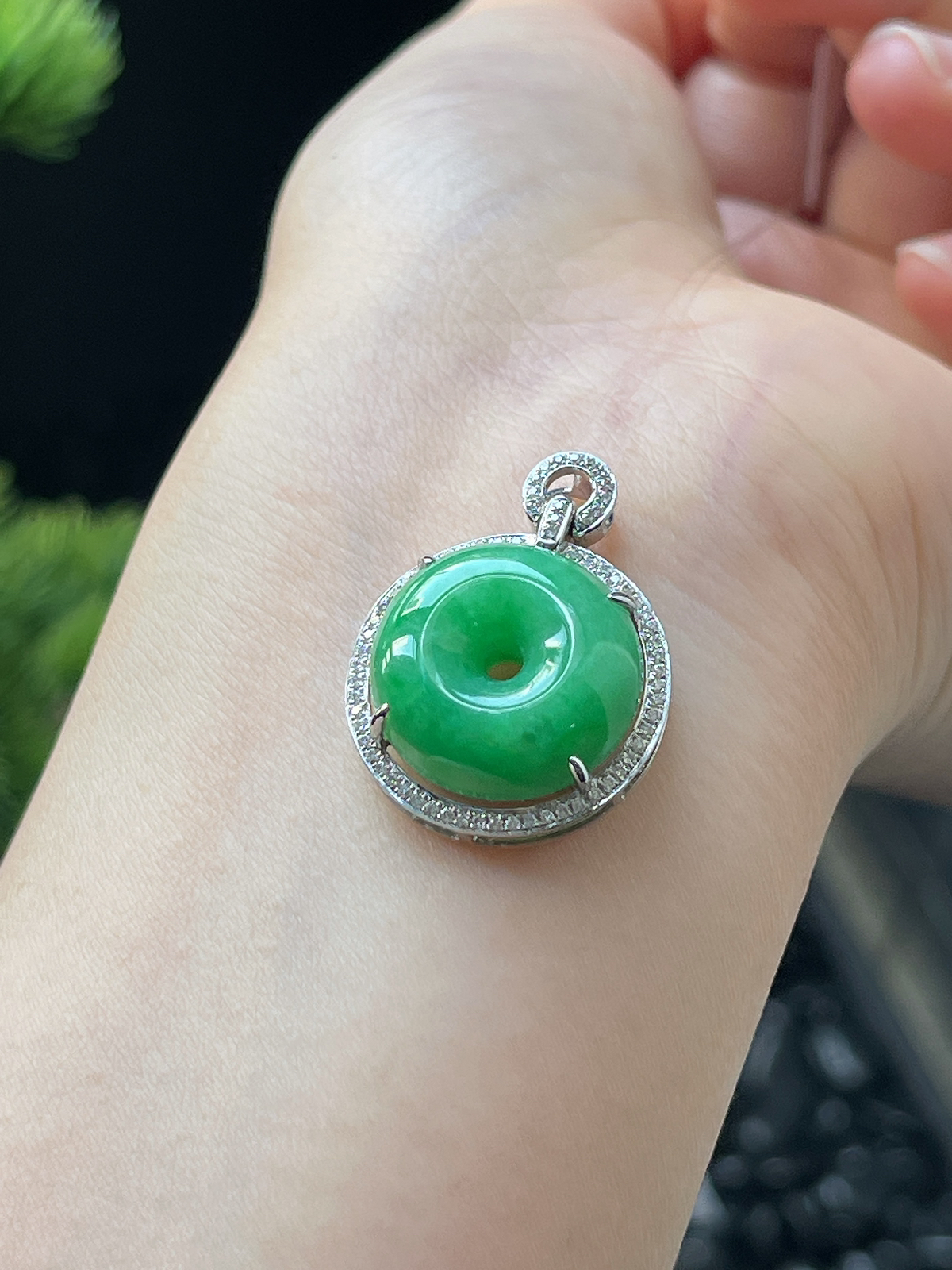 翡翠糯化种绿色平安扣挂件，印记：G18K,伴钻石