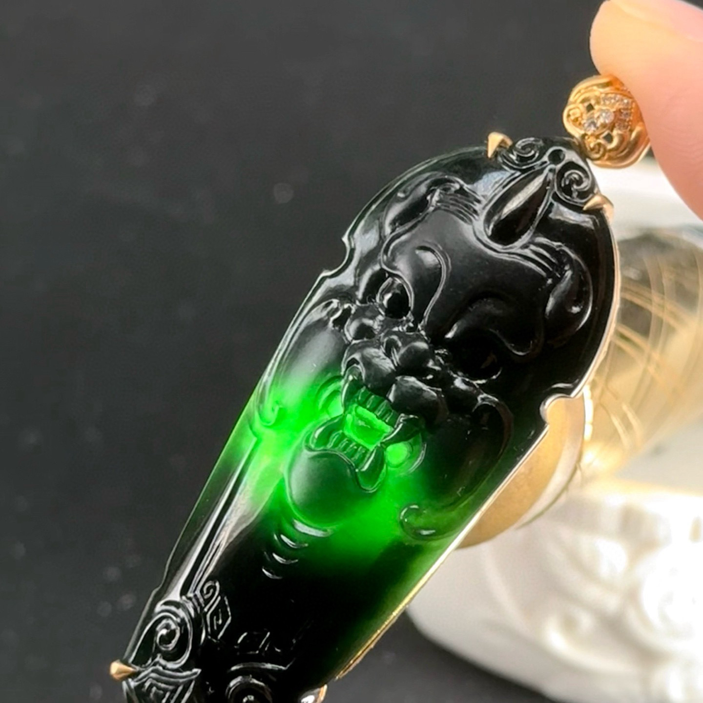 精品18k墨翠仿古瑞兽牌 种好色正 黑度极好 打灯通透 油性十足 尺寸62.3