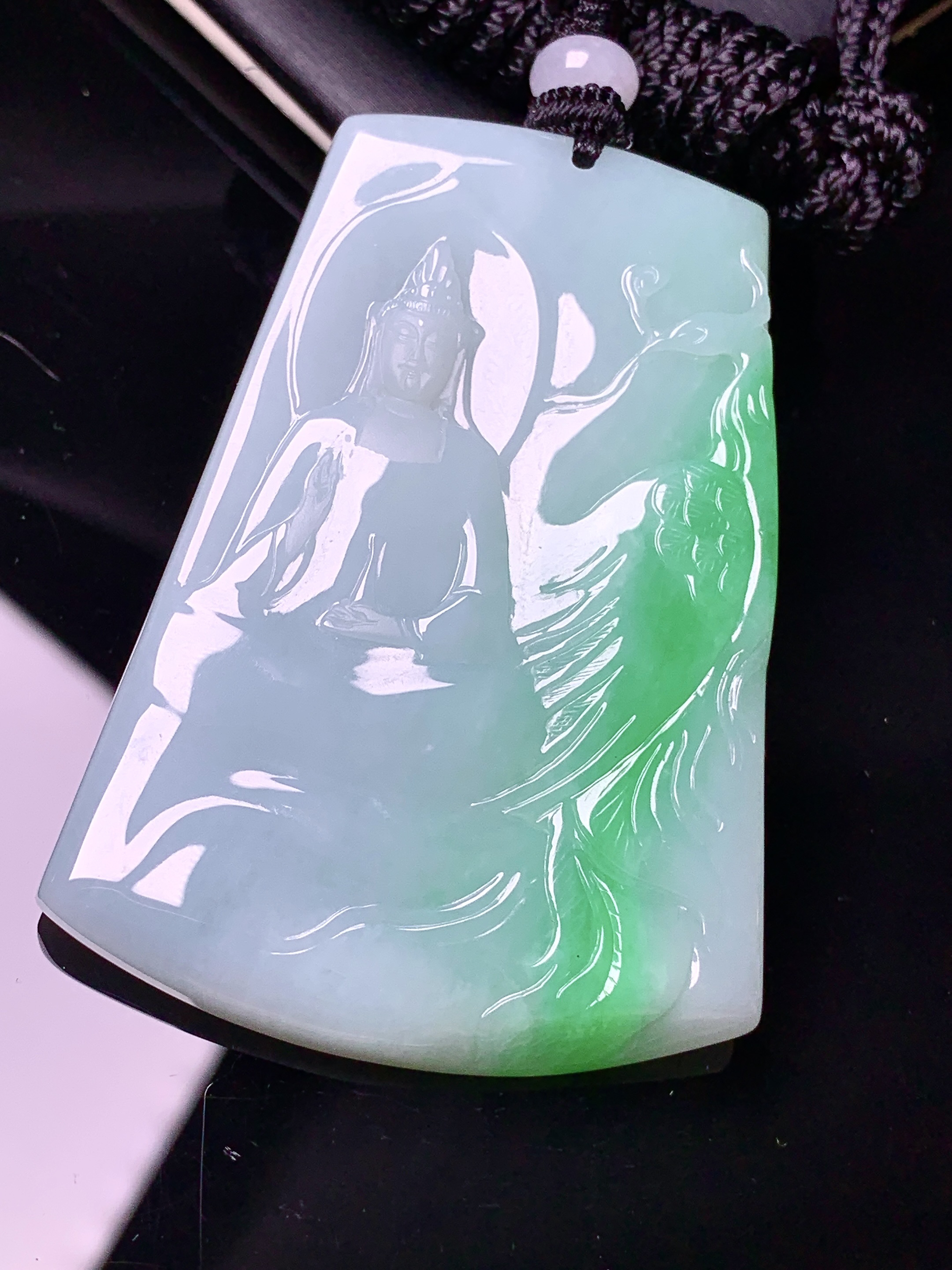 飘绿观音菩萨吊坠 玉质细腻 色泽艳丽清新 水润亮眼 整体尺寸56.2*40.2*4.3w1