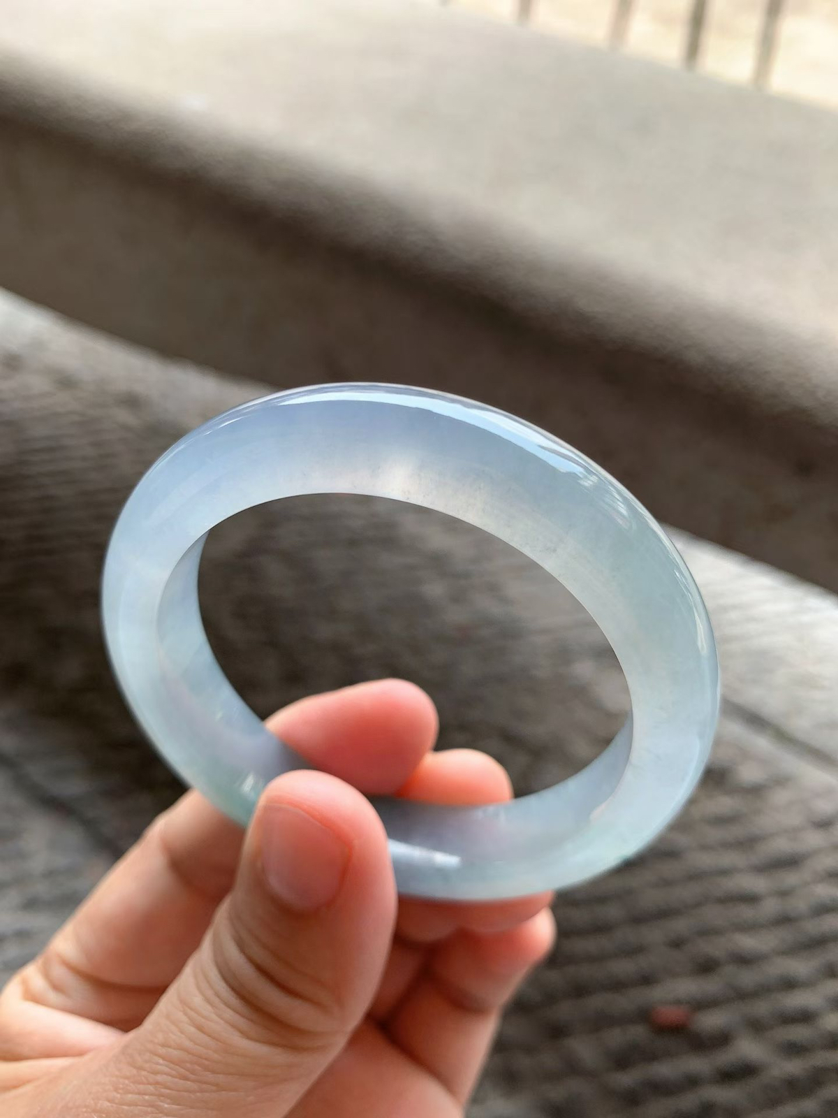 冰紫底飘花正圈手镯尺寸52.8*12*8.5 老坑种水，冰莹透亮，水润光泽，起光起胶，紫色柔和，一抹花色点缀，不张扬却有层次，上手低调显贵！