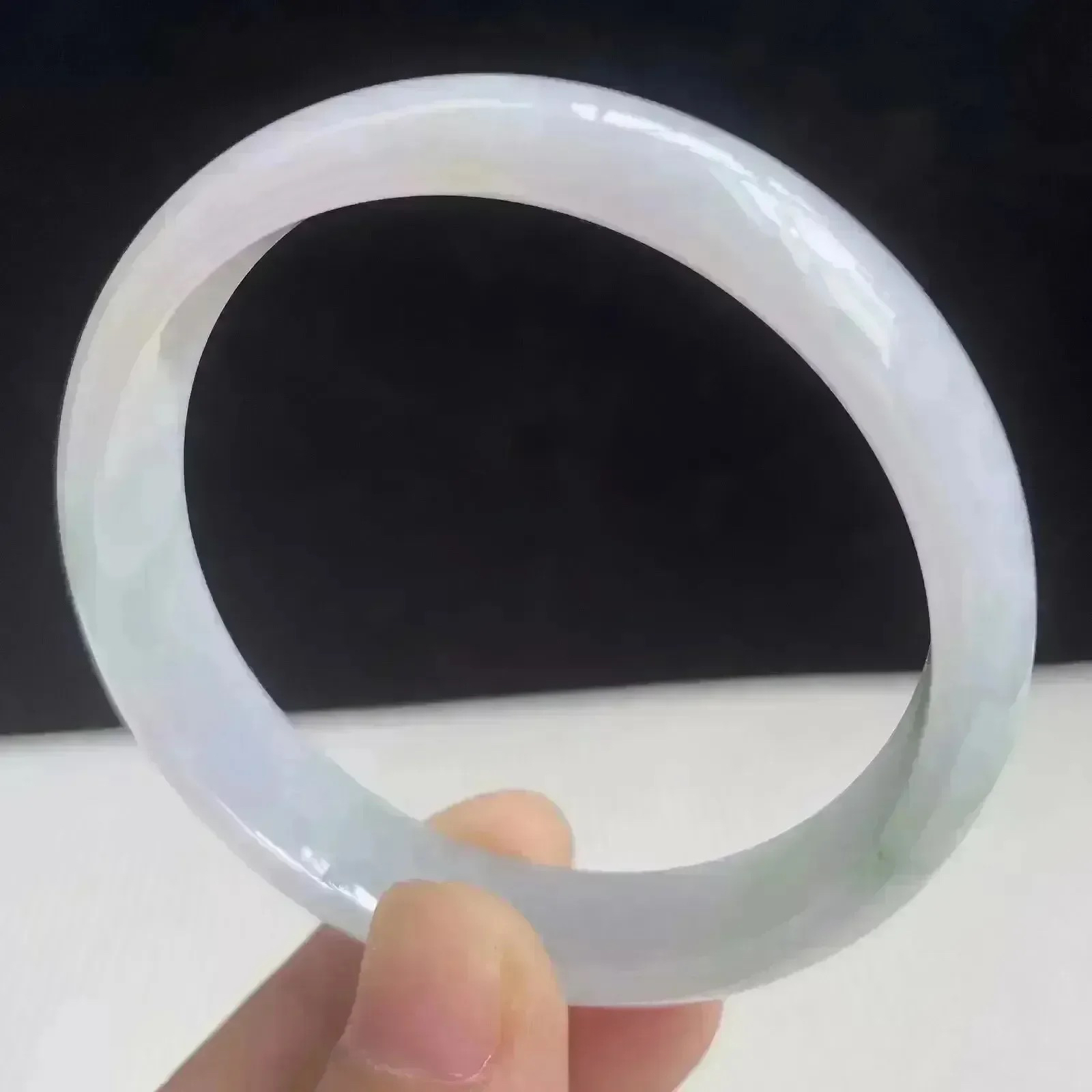 51mm自然光拍摄天然翡翠飘绿好种水正圈手镯 28.06克