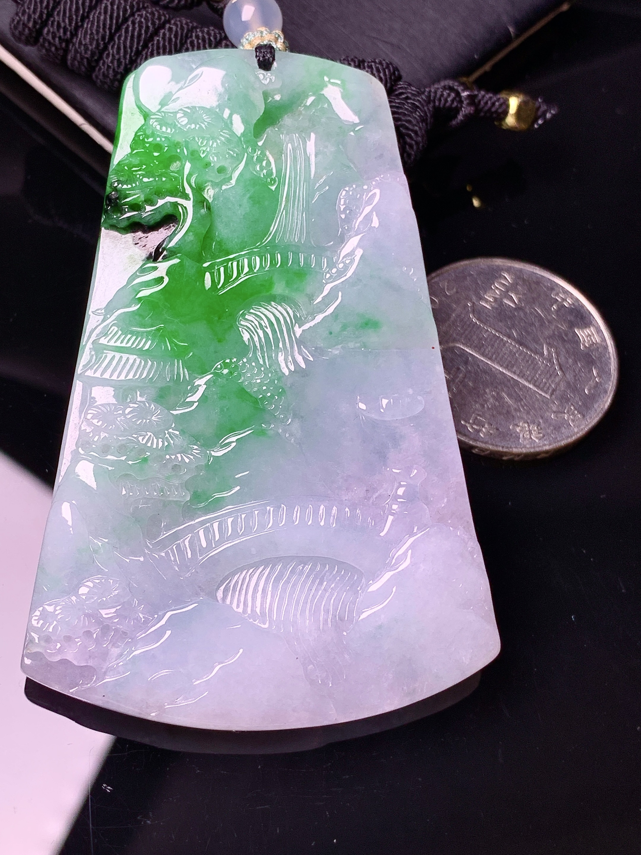 飘绿山水牌子吊坠 玉质细腻 色泽艳丽清新 水润亮眼 整体尺寸66.8*44.2*5.8w1