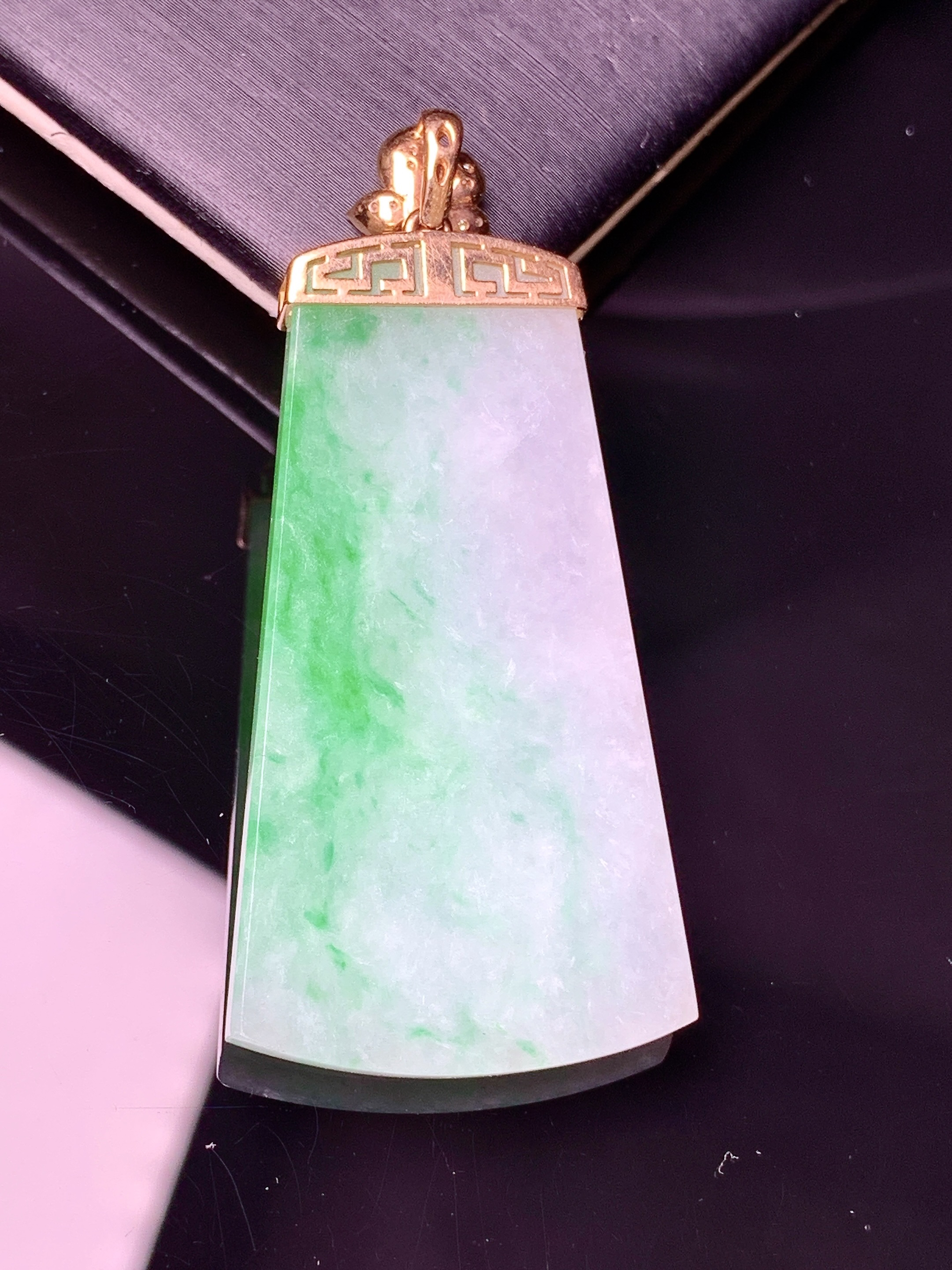 18k金钻镶嵌飘绿无事牌吊坠 玉质细腻 色泽艳丽清新 水润亮眼 整体尺寸49.8*22.5*3.5yz