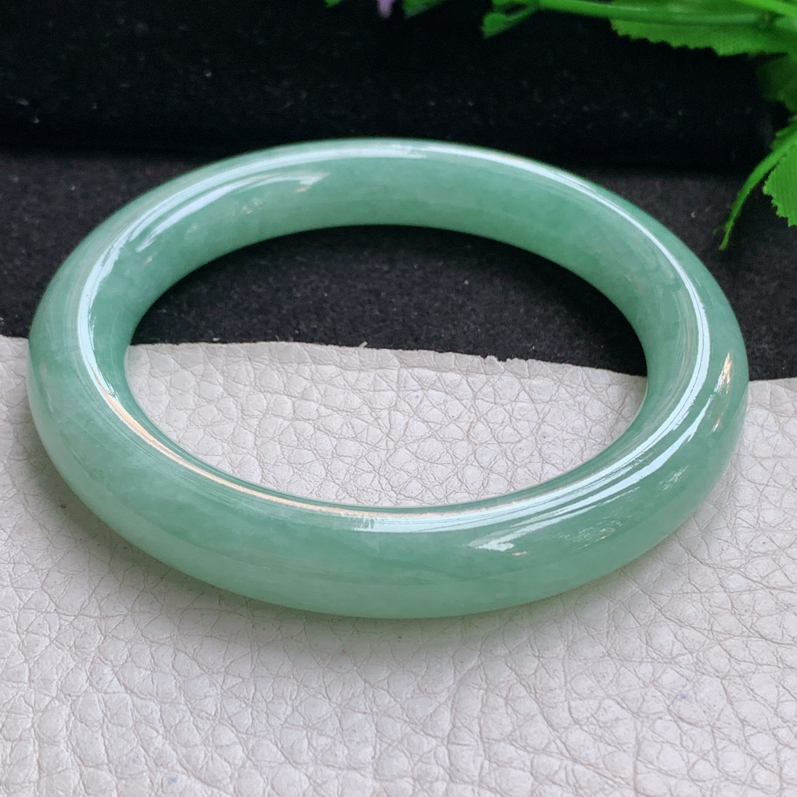 n实拍56.5*10.5美人镯 天然缅甸翡翠A货手镯水润甜绿圆条玉手环