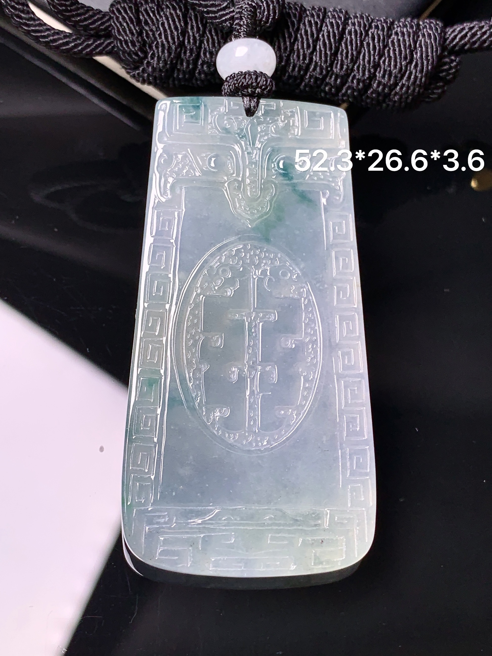 飘绿雕花牌吊坠 玉质细腻 色泽艳丽清新 水润亮眼 整体尺寸52.3*26.6*3.6L1