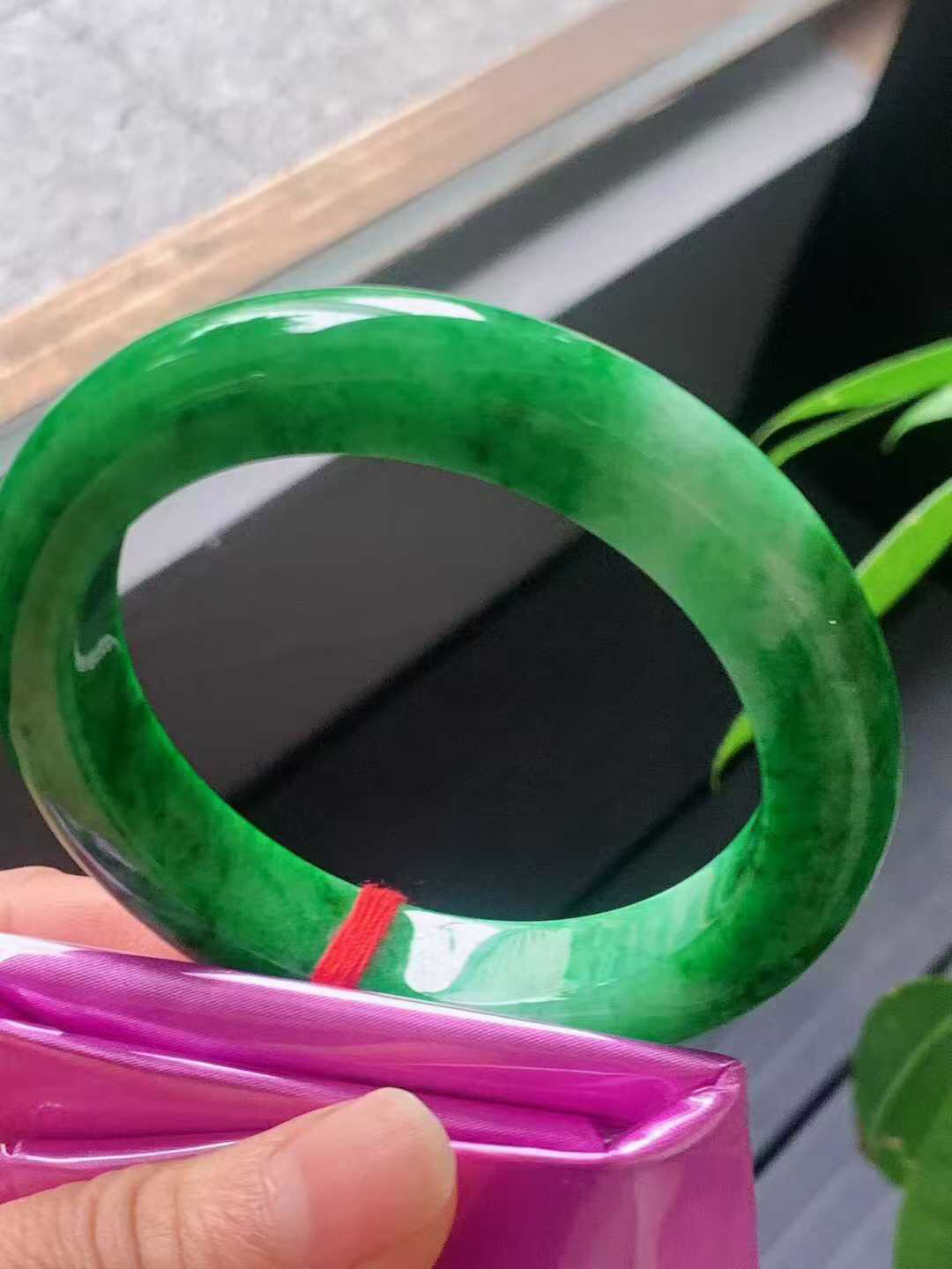 【翡翠名称】老种辣绿飘花58.3正圈口手镯
【翡翠尺寸】58.3/12.7/10.3mm适合57-59.5正圈口佩戴
【翡翠描述】宝贝种老水足，玉质细腻，色泽靓丽，性价比高，佩戴效果好！
【其它赠送】权威证书/精美挂绳盒子/支持全国复检