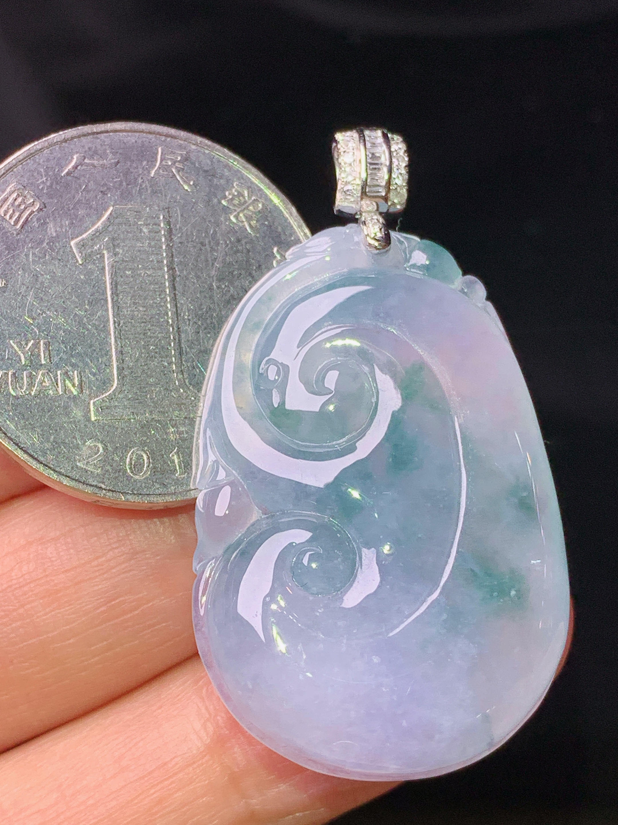 18k金钻镶嵌飘绿如意吊坠 玉质细腻 色泽艳丽清新 水润亮眼 整体尺寸41*23.3*6b1