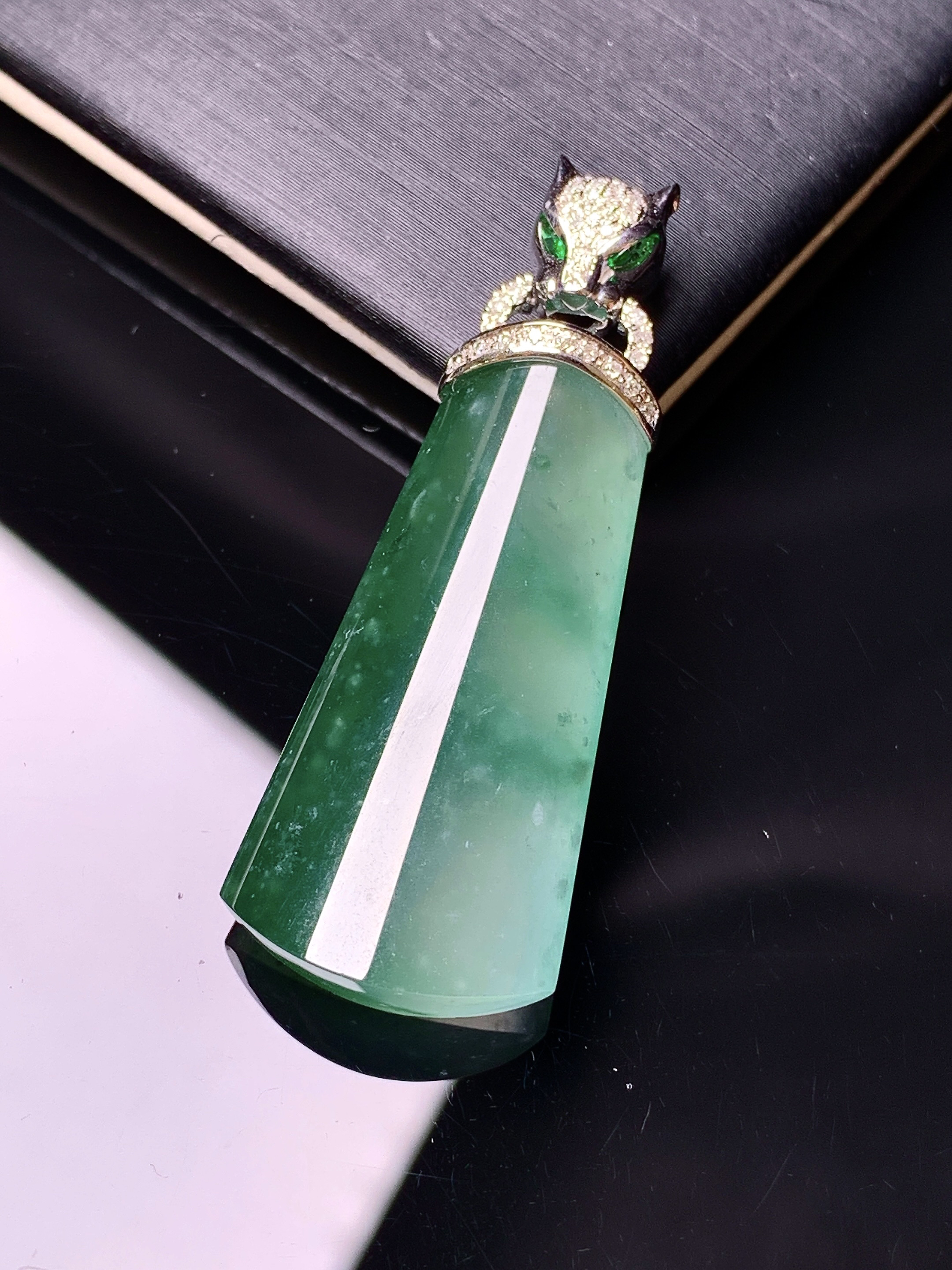 18k金钻镶嵌冰种飘绿玉柱吊坠 玉质细腻 色泽艳丽清新 水润亮眼 整体尺寸43.2*16.2*6b1