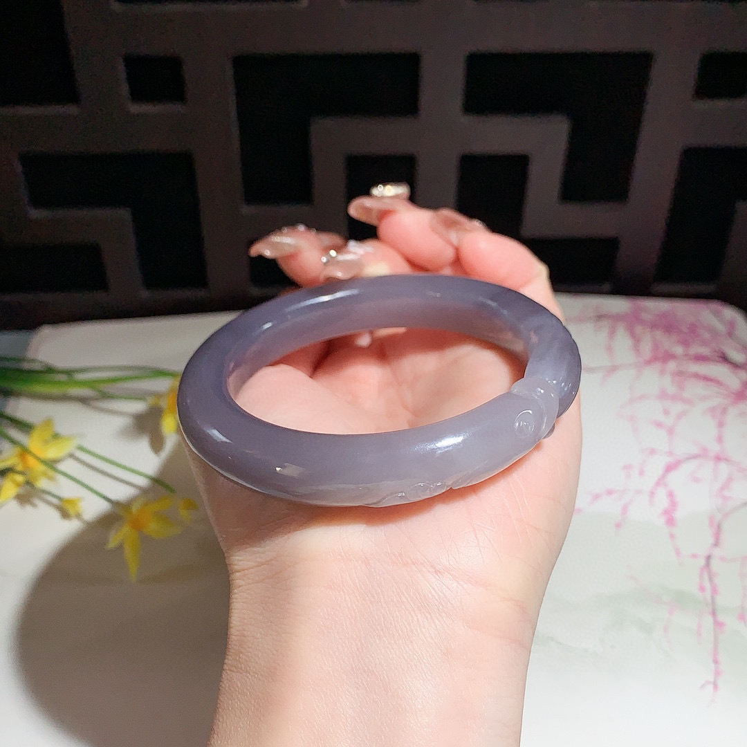 和田玉56.5圈口紫罗兰雕花手镯！玉质细腻油润 底色纯净 无裂无杂 脂粉好，品质高。