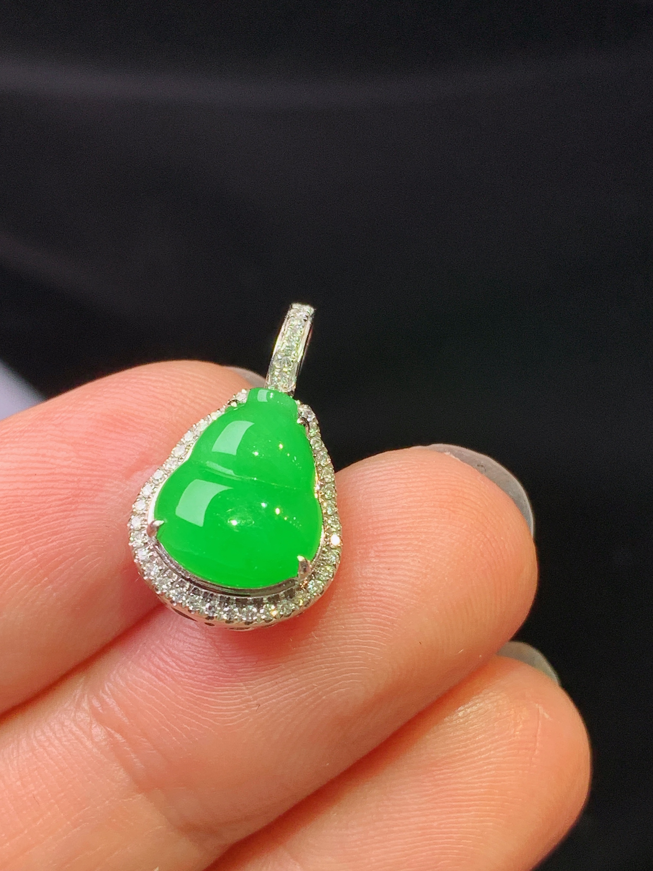 18k金钻镶嵌翠绿葫芦吊坠 玉质细腻 色泽艳丽清新 水润亮眼 整体尺寸19*11*6.5x4