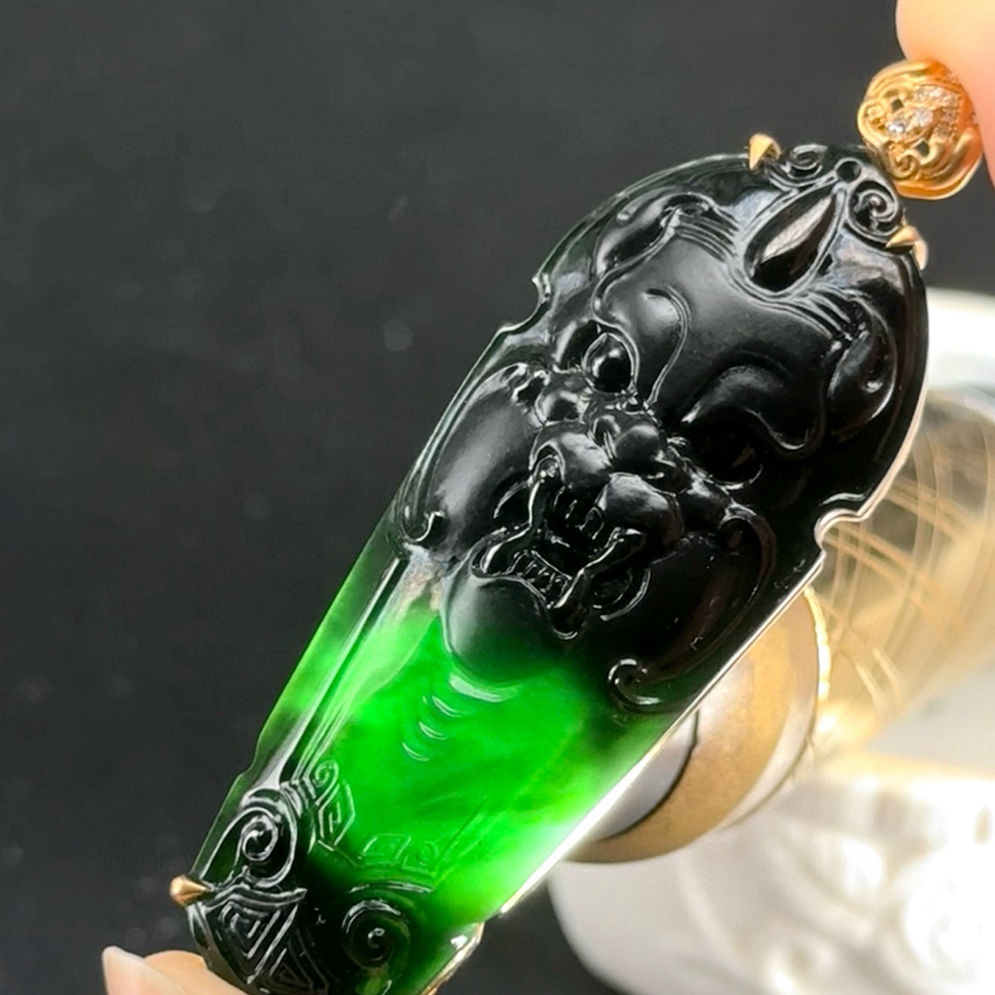 精品18k墨翠仿古瑞兽牌 种好色正 黑度极好 打灯通透 油性十足 尺寸62.3