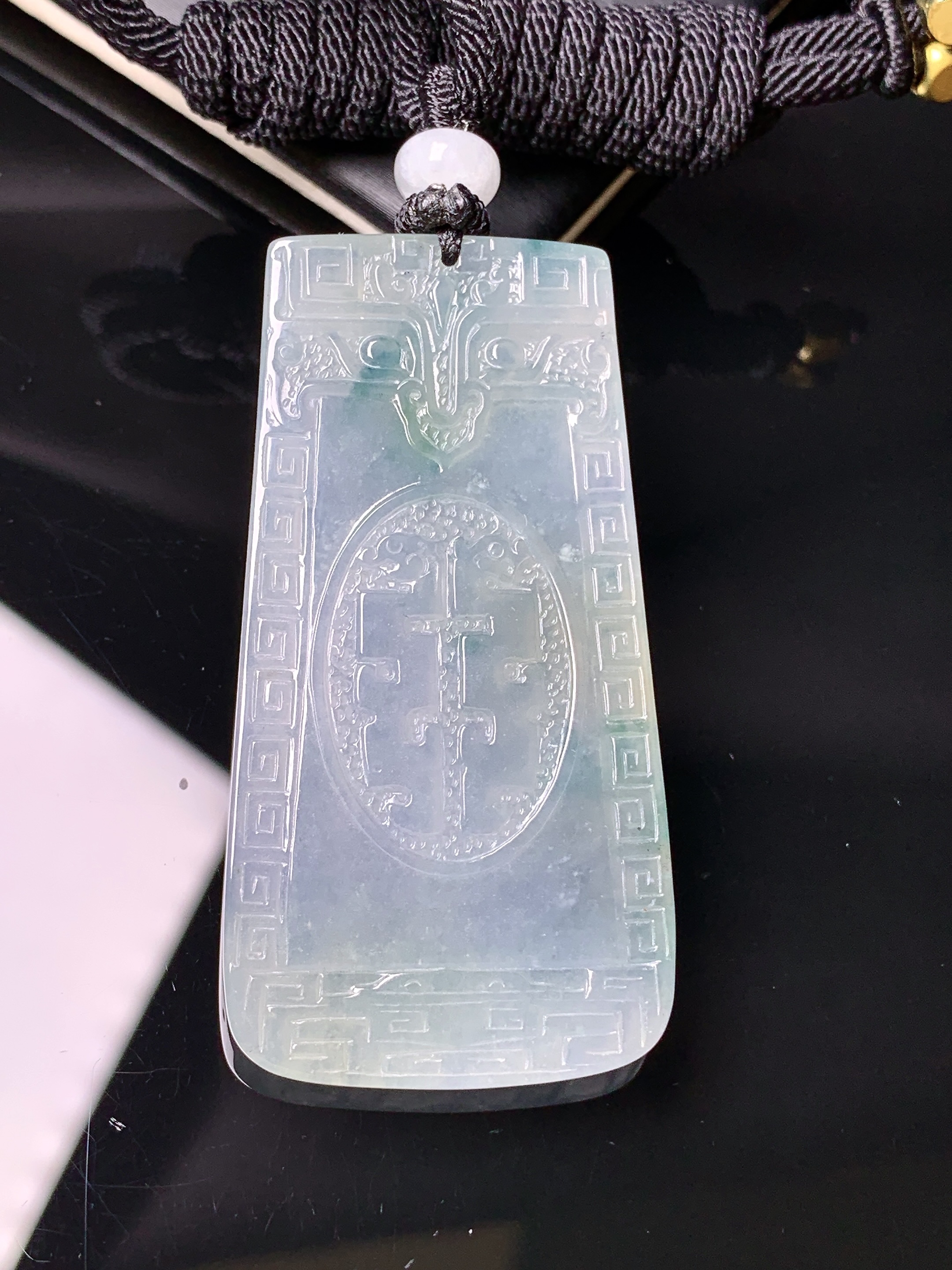 飘绿雕花牌吊坠 玉质细腻 色泽艳丽清新 水润亮眼 整体尺寸52.3*26.6*3.6L1