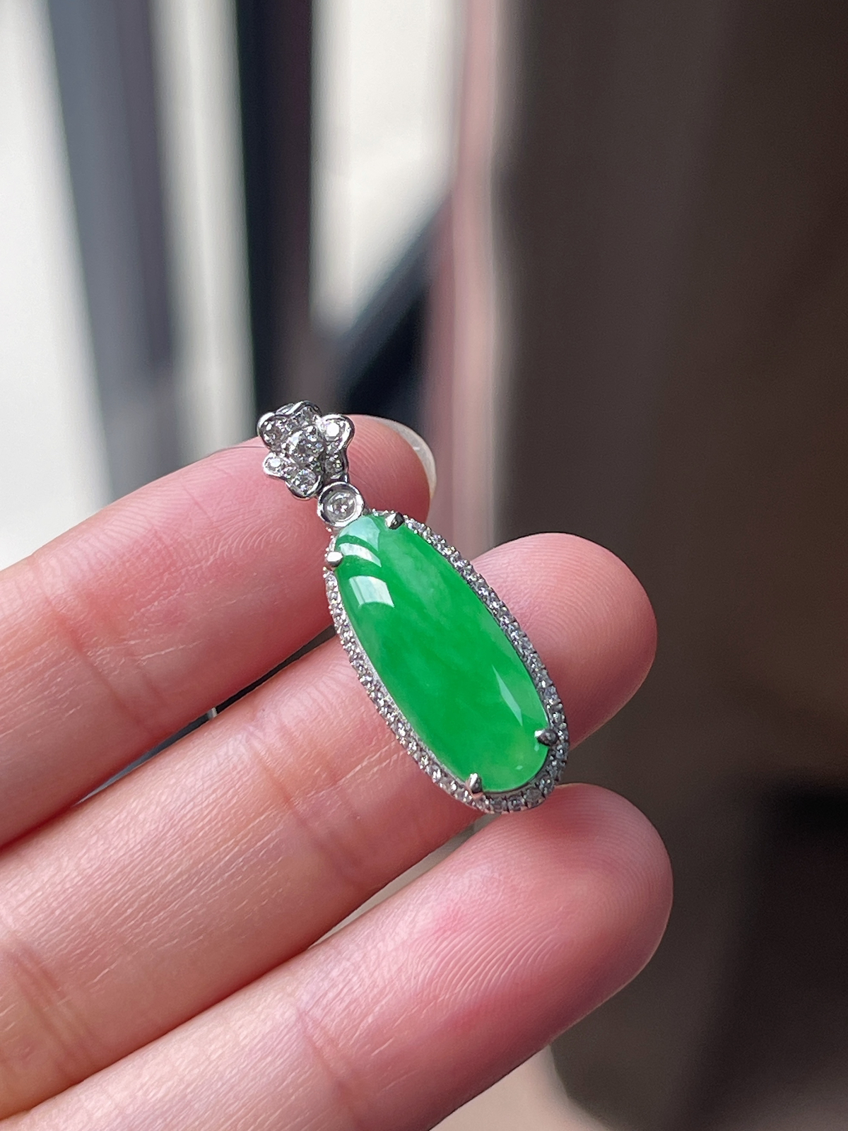 翡翠冰糯种绿色福瓜挂件，印记：Au750,伴钻石