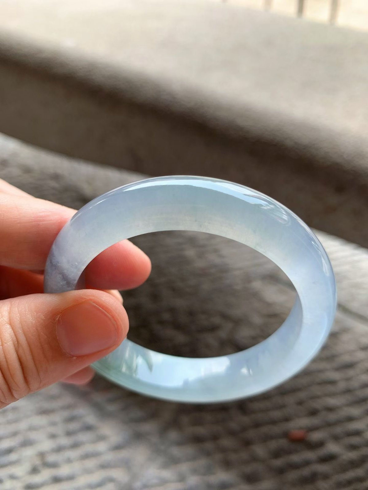 冰紫底飘花正圈手镯尺寸52.8*12*8.5 老坑种水，冰莹透亮，水润光泽，起光起胶，紫色柔和，一