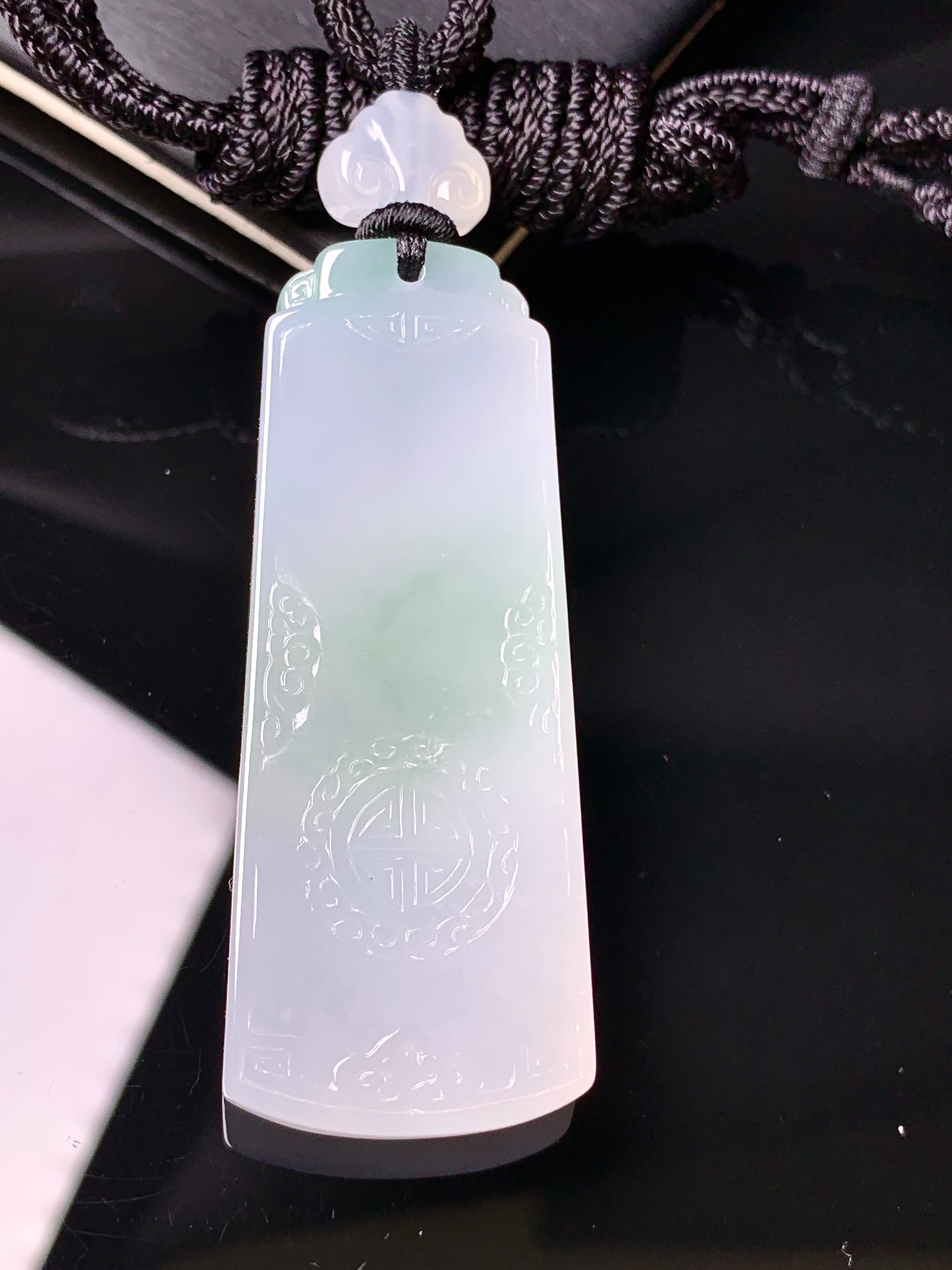 飘绿雕花无事牌吊坠 玉质细腻 色泽艳丽清新 水润亮眼 整体尺寸55.5*21.6*6L1