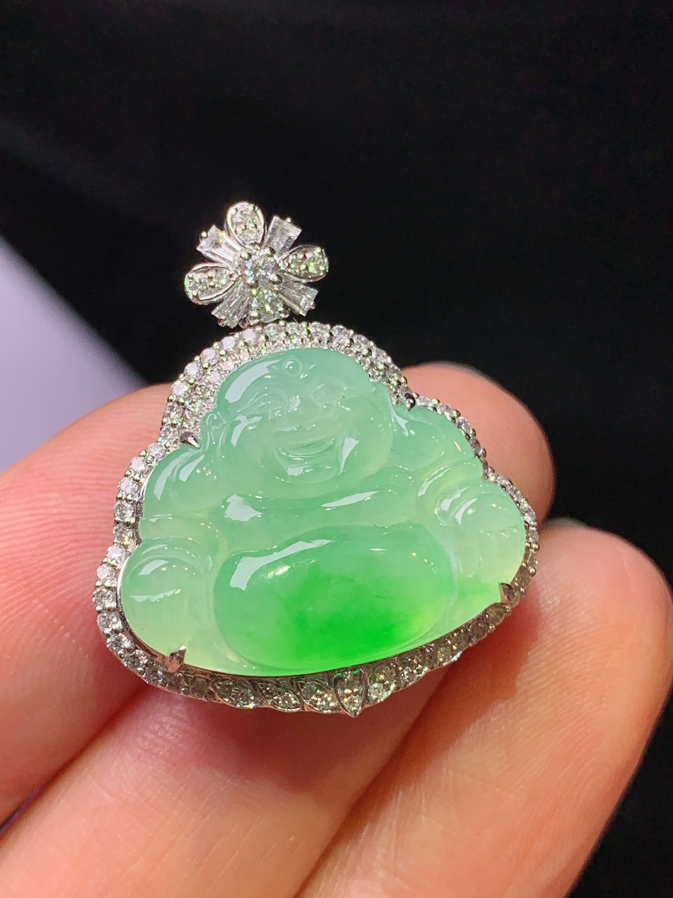 18k金钻镶嵌翠绿佛公吊坠 玉质细腻 色泽艳丽清新 水润亮眼 整体尺寸27*23*7.8x4