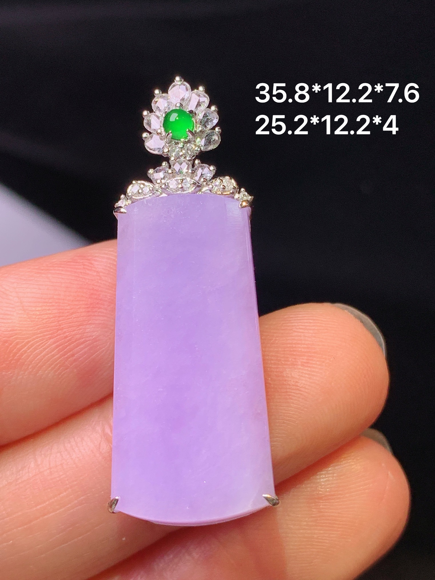 18k金钻镶嵌紫罗兰无事牌吊坠 玉质细腻 色泽艳丽清新 水润亮眼 整体尺寸35.8*12.2*7.6y4