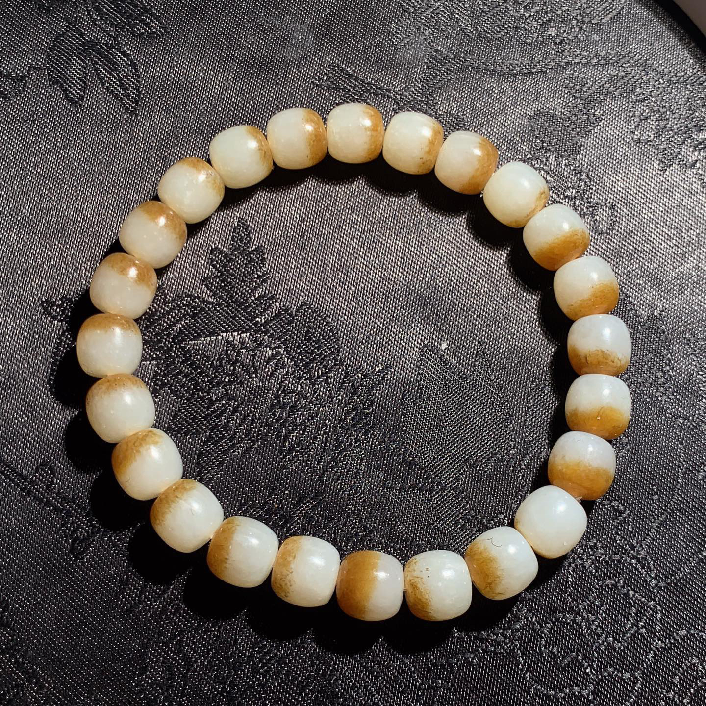 新疆和田玉白且末糖老型珠手串 单颗尺寸8重21.5克。玉质细腻油润。手推出油。佩戴高端典雅。lt26