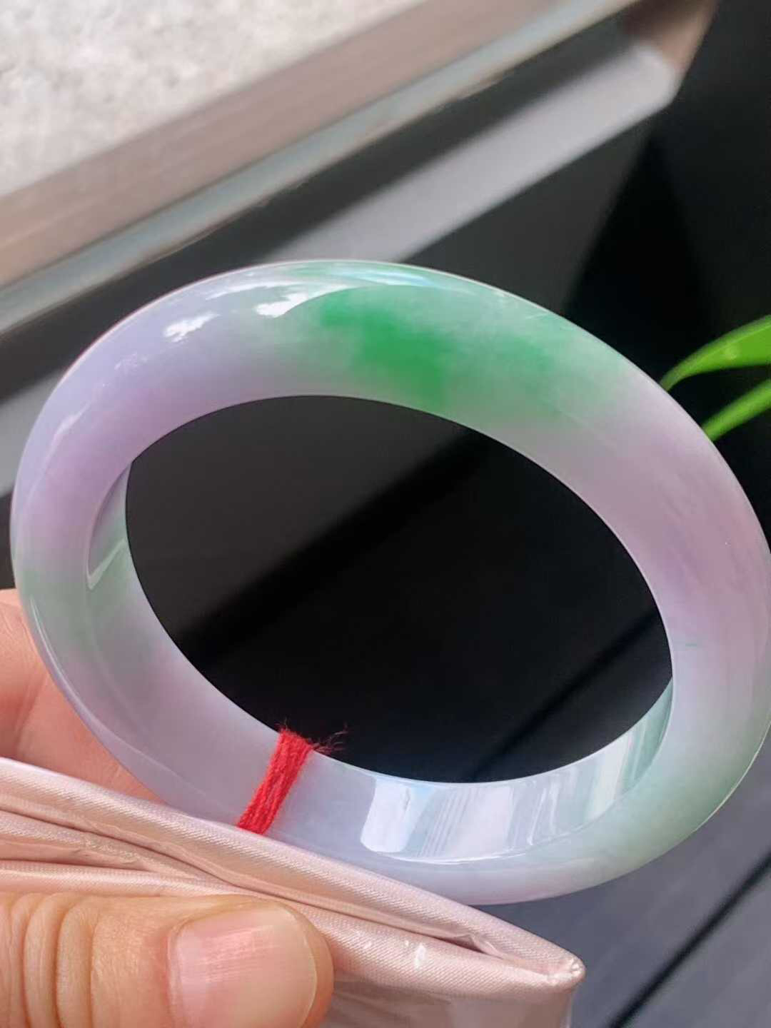 【翡翠名称】老种冰春彩飘绿55.5正圈口手镯
【翡翠尺寸】55.5/12.4/8.5mm适合54.5-57正圈口佩戴
【翡翠描述】宝贝种老水足，玉质细腻，色泽靓丽，性价比高，佩戴效果好！
【其它赠送】权威证书/精美挂绳盒子/支持全国复检