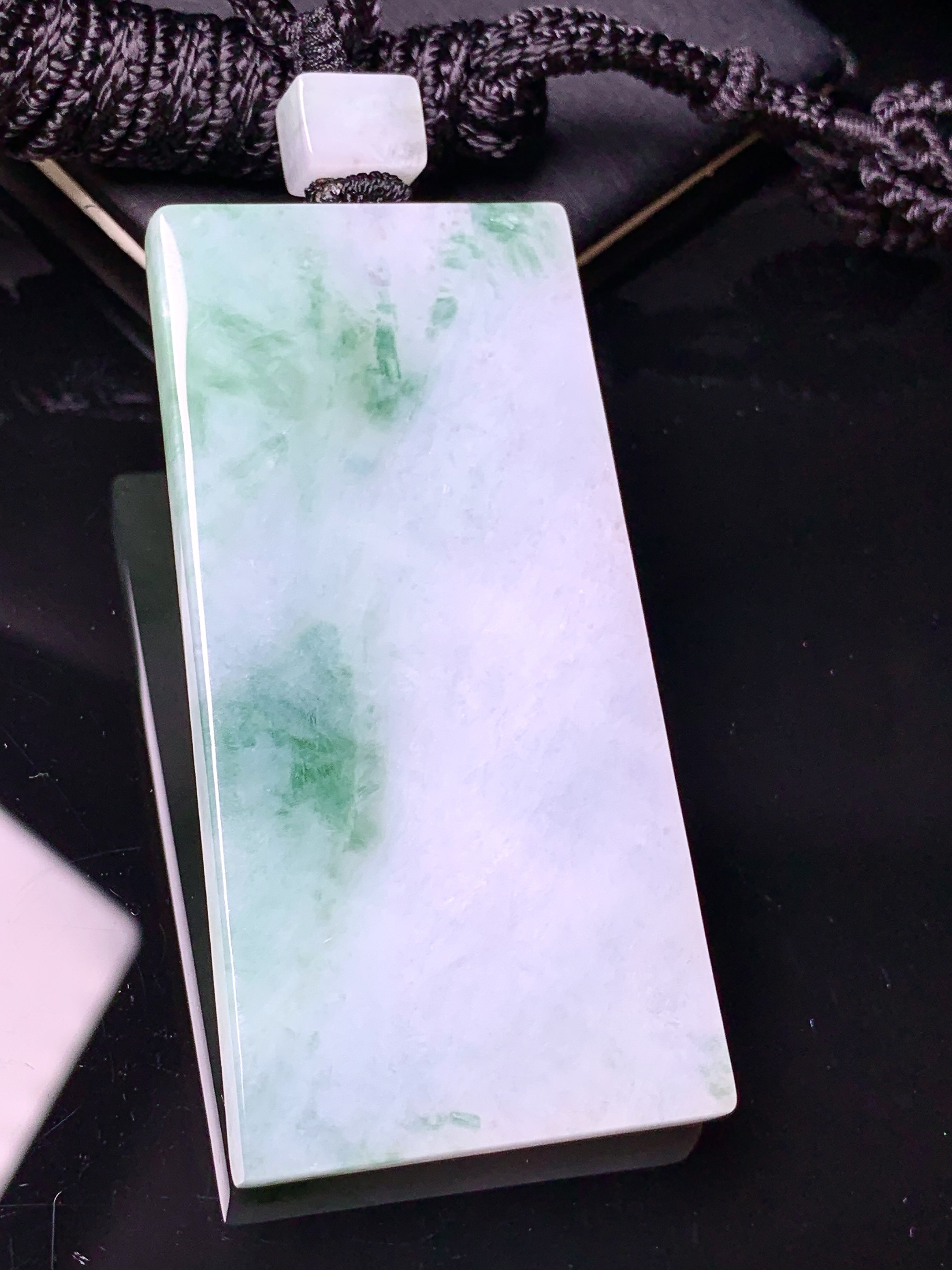 飘绿无事牌吊坠 玉质细腻 色泽艳丽清新 水润亮眼 整体尺寸61.5*30.2*5.5w1