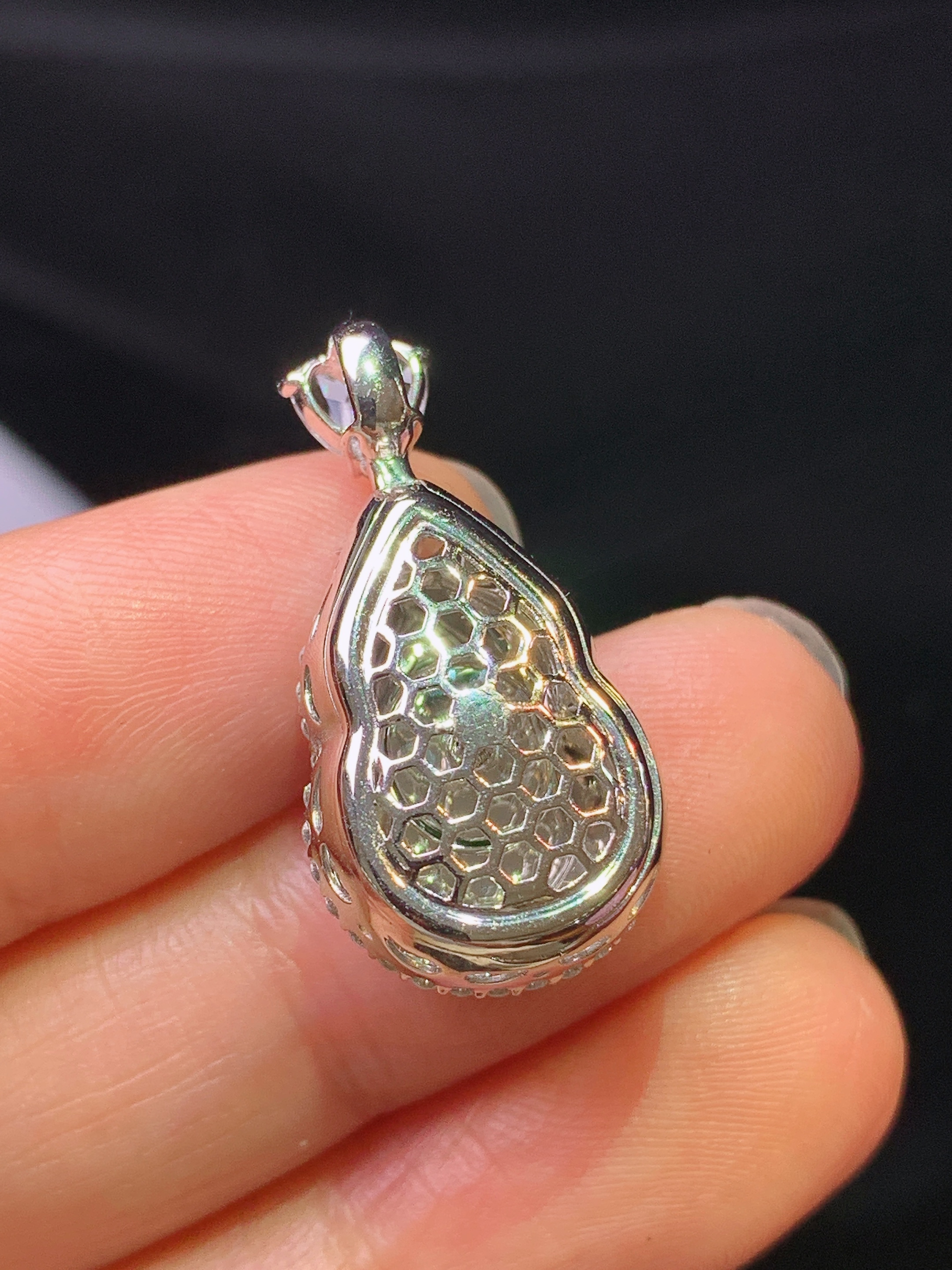 18k金钻镶嵌满绿葫芦吊坠 玉质细腻 色泽艳丽清新 水润亮眼 整体尺寸25.3*13.2*10.3x4