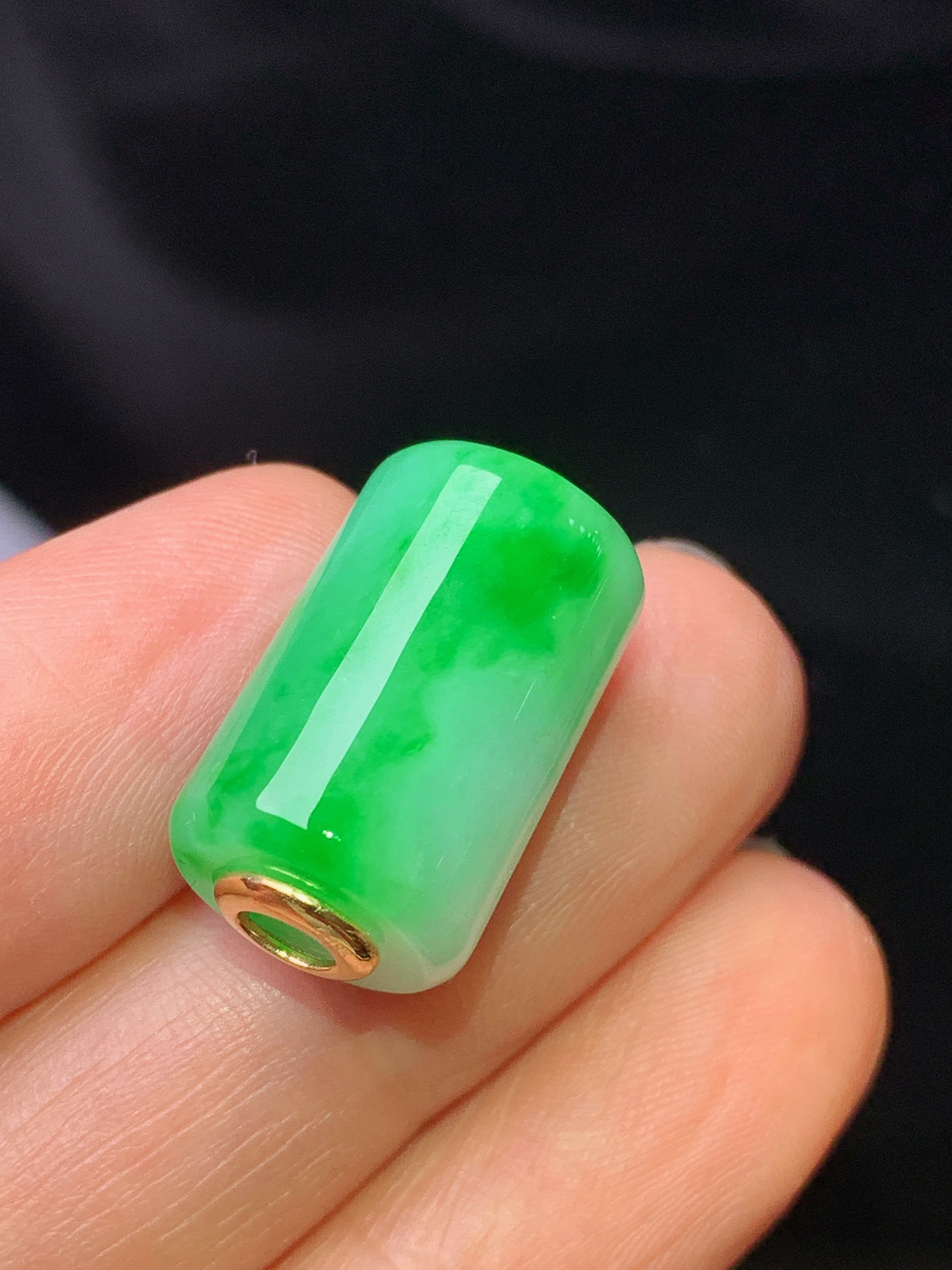 18k金镶嵌翠绿路路通吊坠 玉质细腻 色泽艳丽清新 水润亮眼 整体尺寸11.5*17.6