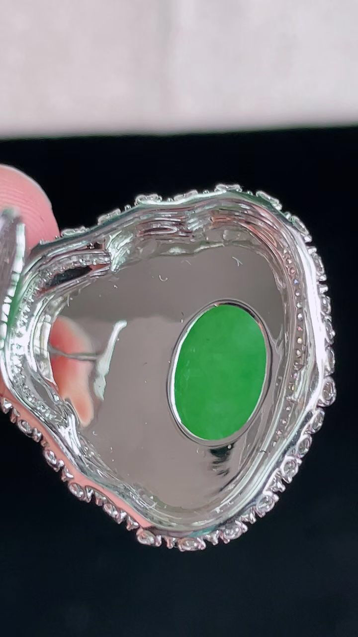 【翡翠名称】18K金豪华镶钻冰阳绿佛公吊坠
【翡翠尺寸】含金31/24/11.6mm
【翡翠描述】宝贝种老水足，玉质细腻，色泽靓丽，性价比高，佩戴效果好！
【其它赠送】权威证书/精美挂绳盒子/支持全国复检