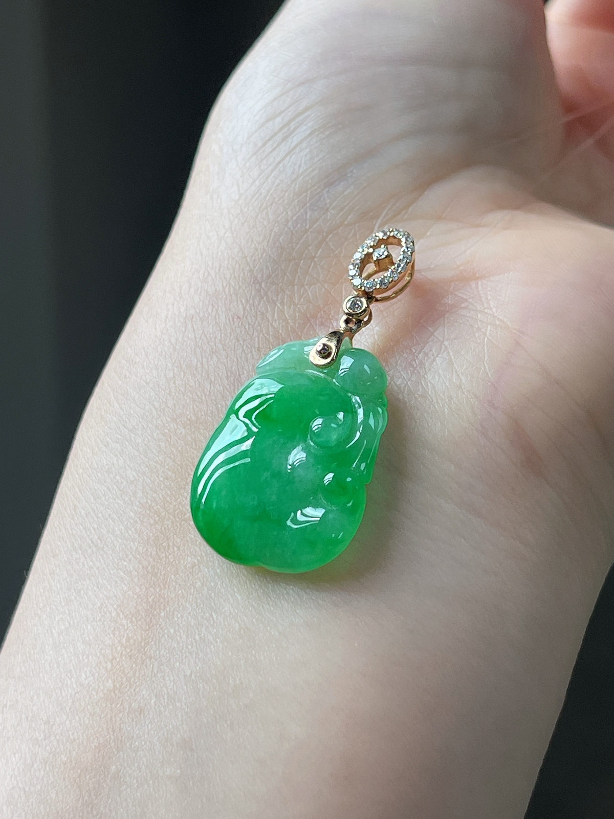 翡翠冰糯种绿色如意，伴钻石