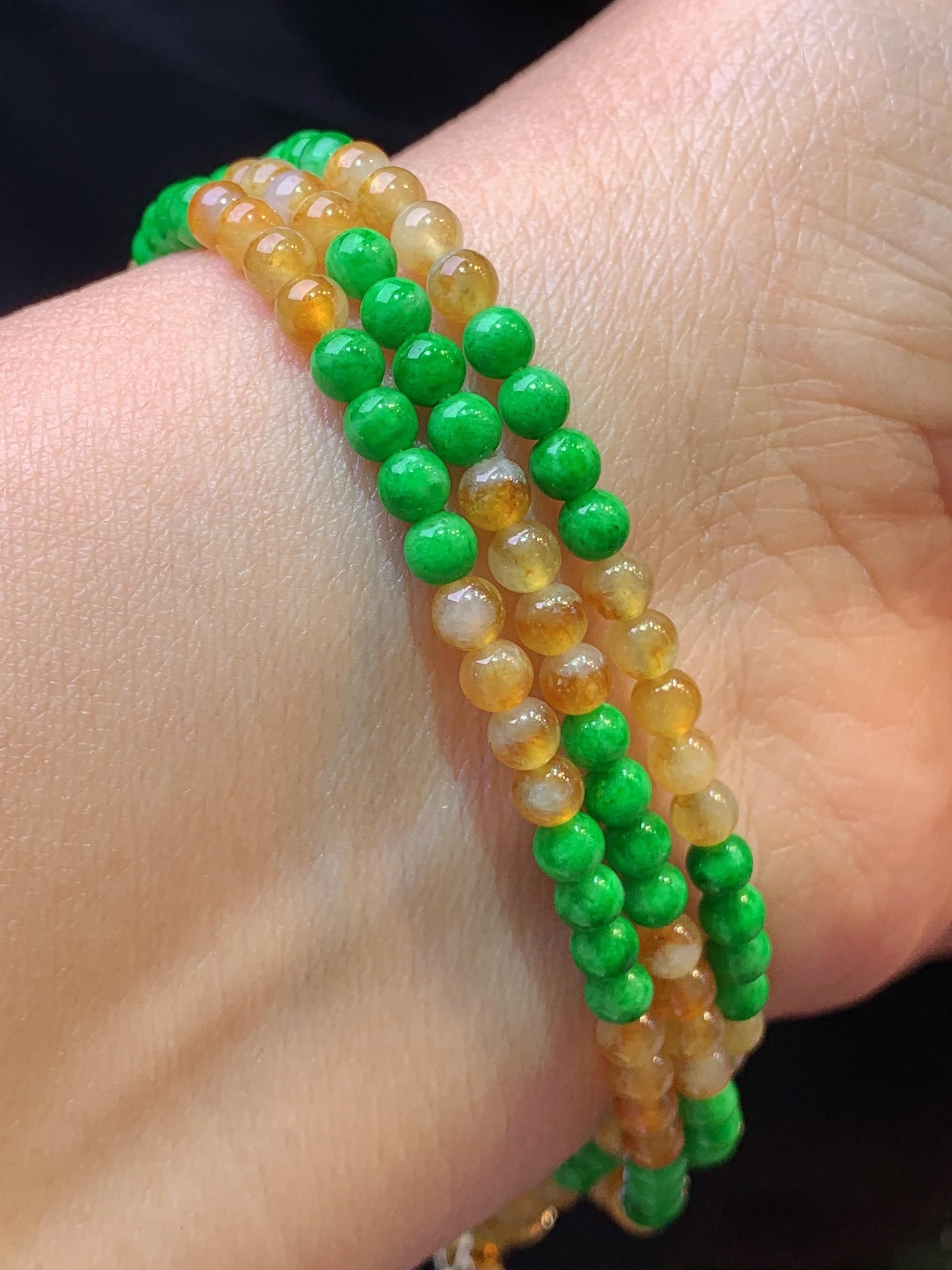 18k金钻镶嵌黄绿圆珠项链 玉质细腻 色泽艳丽清新 水润亮眼 整体尺寸3.5z1