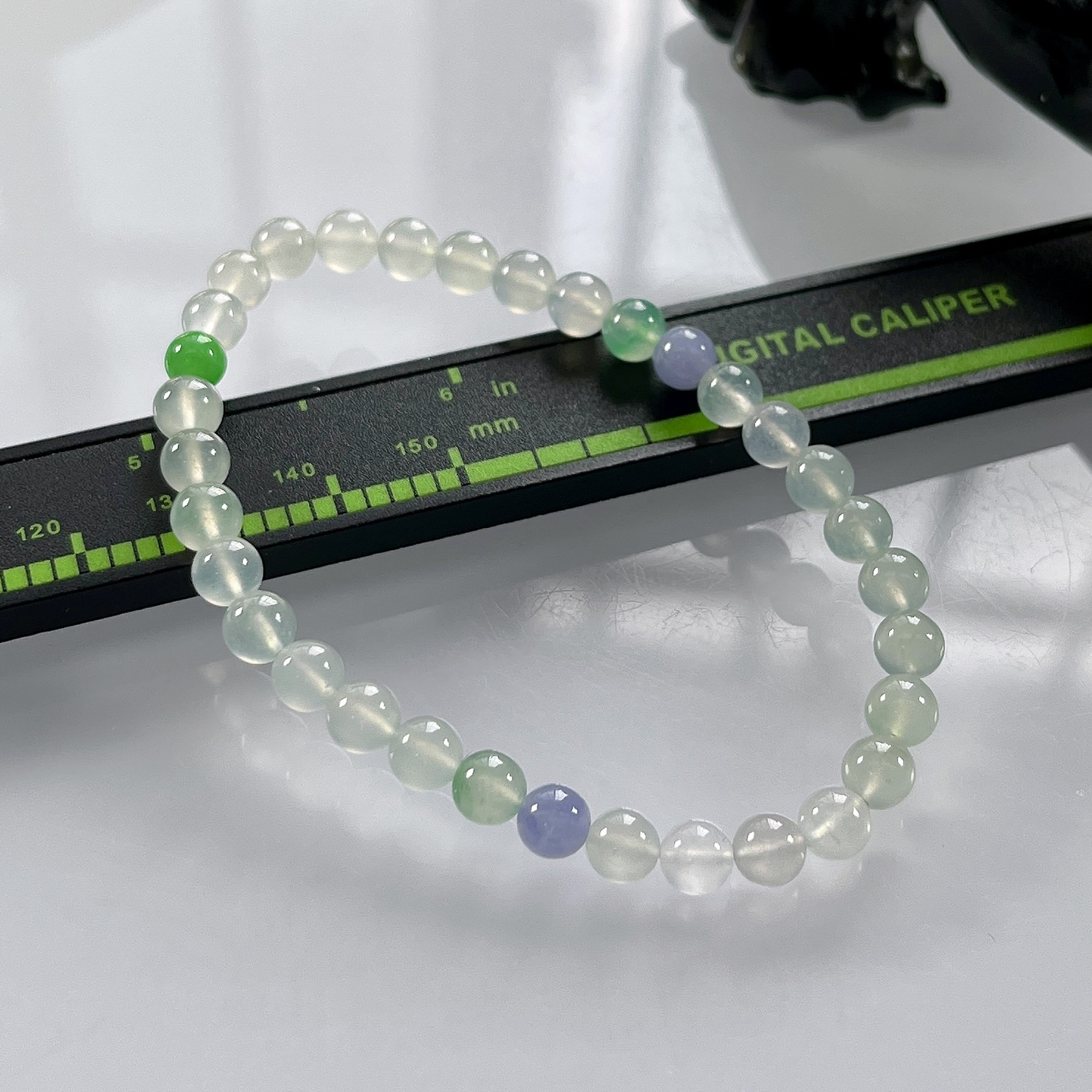 缅甸天然翡翠A货，卡5.3高冰种起光起胶马卡龙圆珠手串手链，尺寸：5.3mm/33颗，重量：8.73g