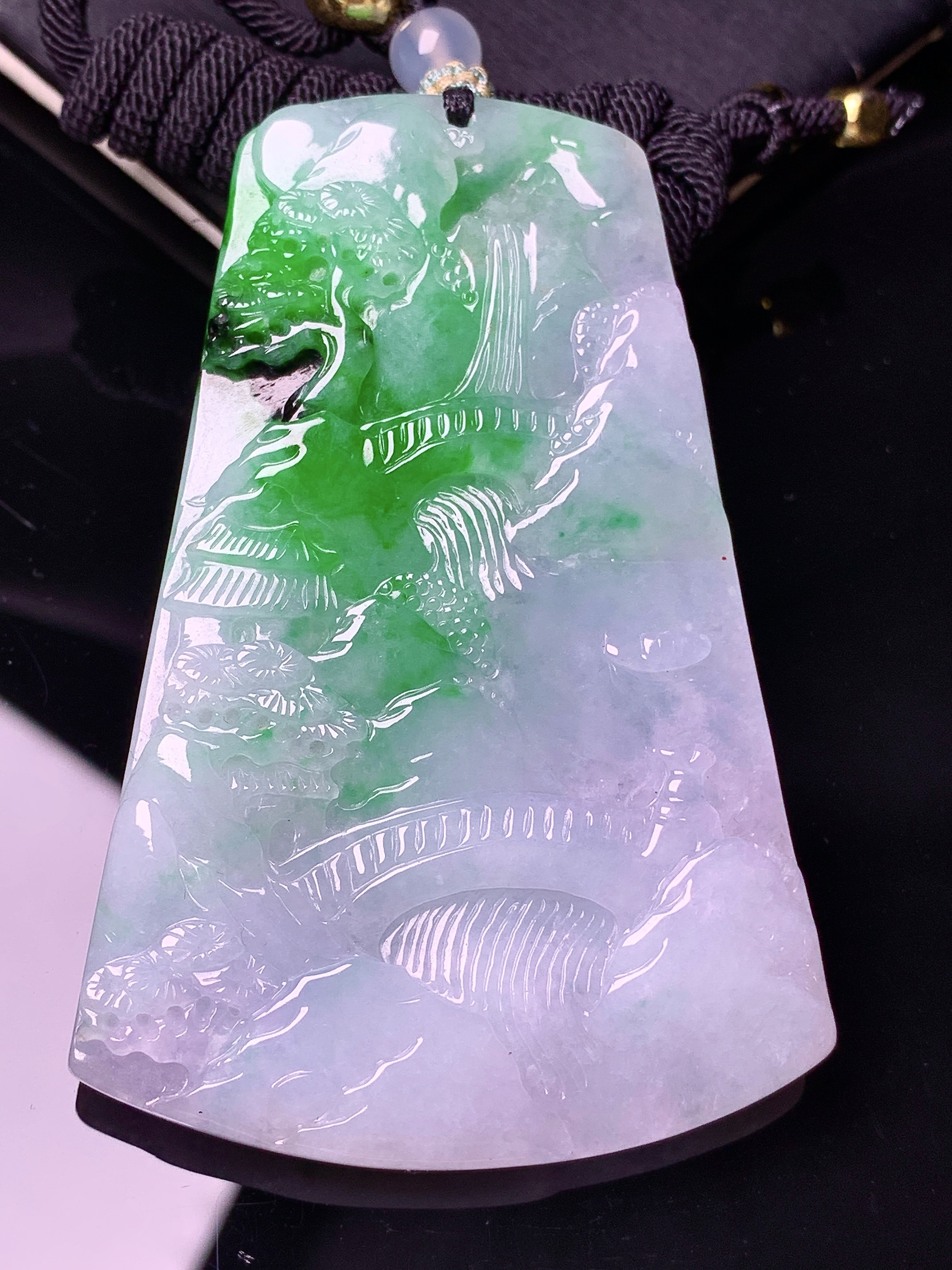 飘绿山水牌子吊坠 玉质细腻 色泽艳丽清新 水润亮眼 整体尺寸66.8*44.2*5.8w1