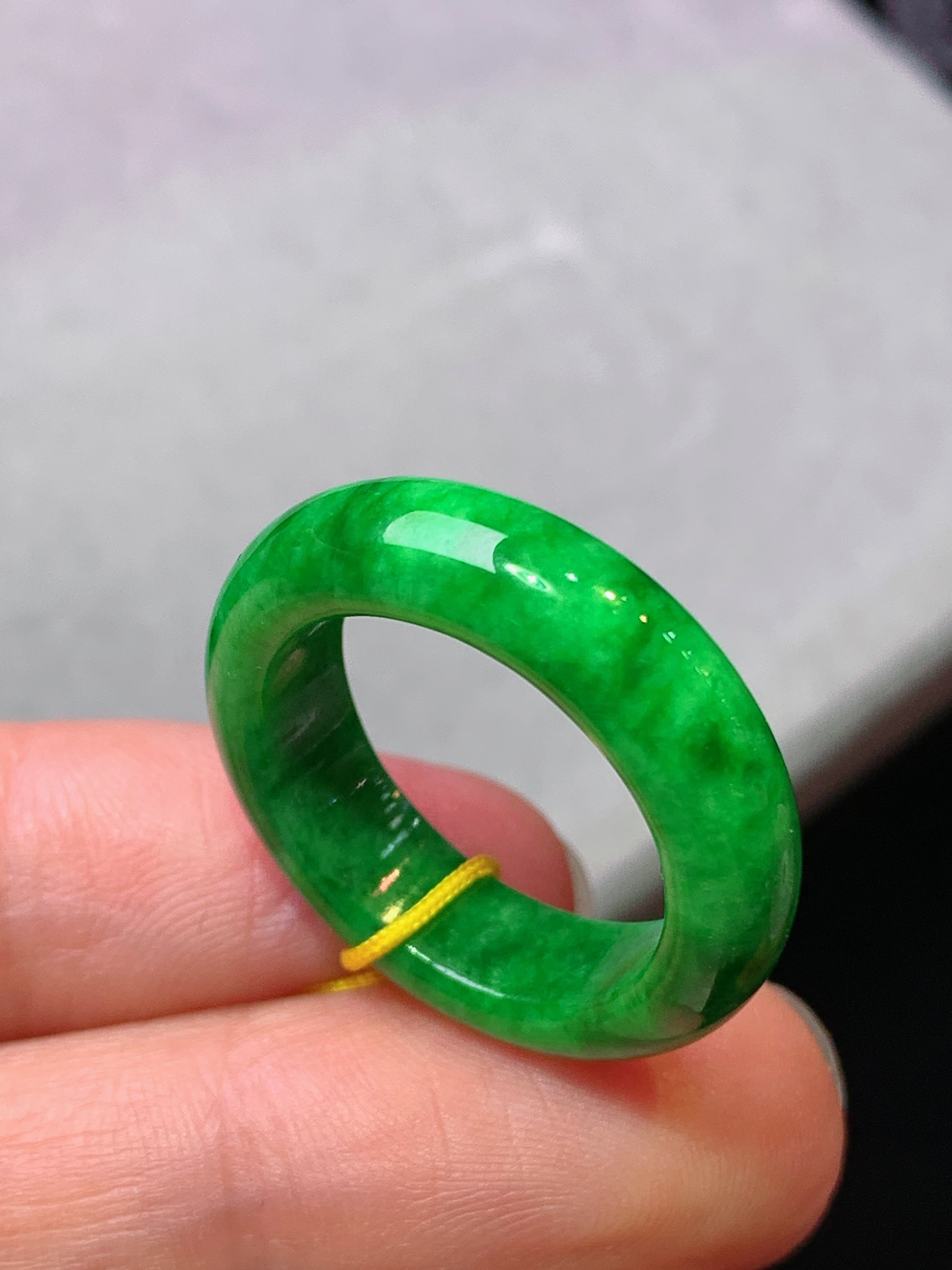 辣绿指环 玉质细腻 色泽艳丽清新 水润亮眼 圈口14.5 整体尺寸24.8*6*4b1