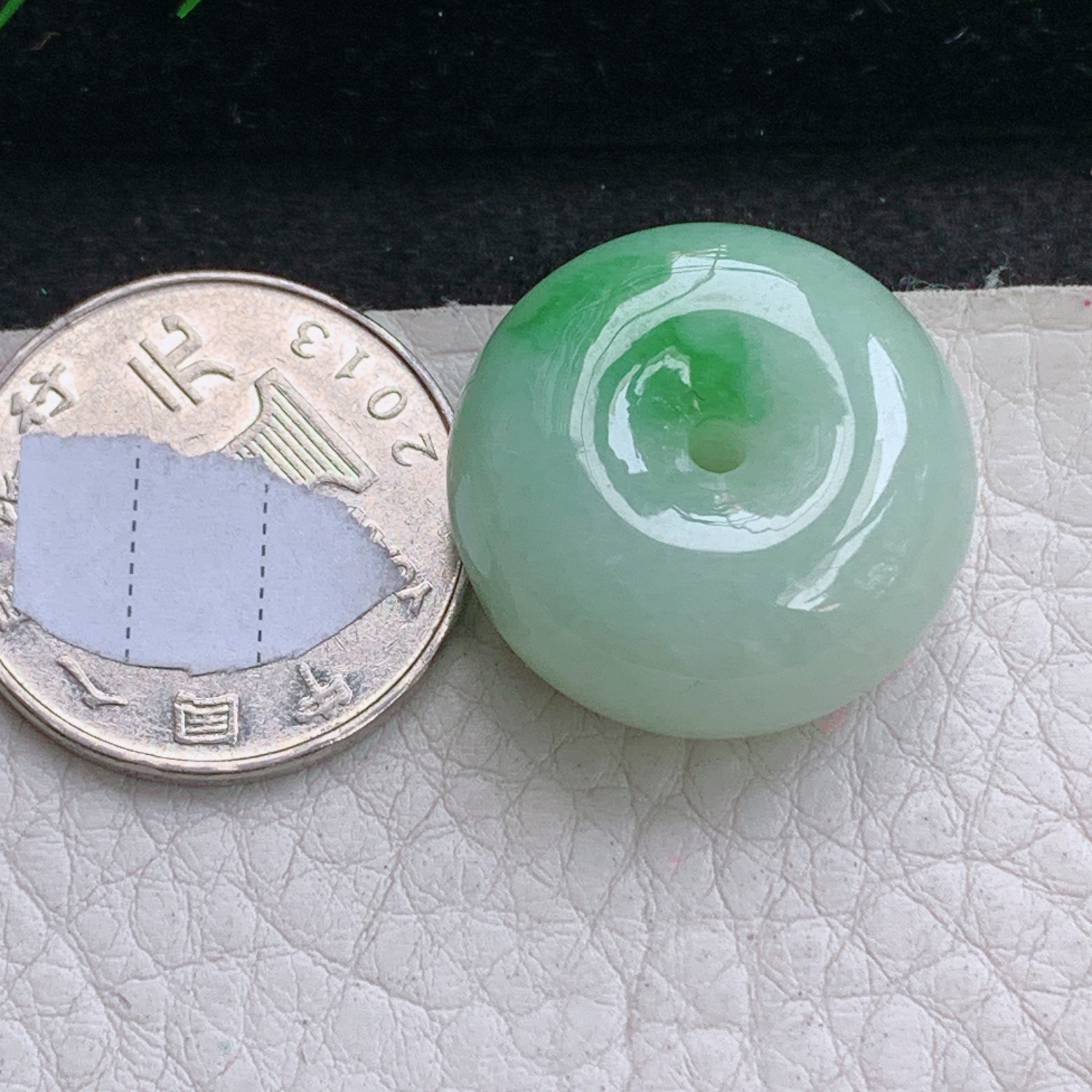 py实拍24*12.5缅甸天然翡翠a货精雕飘绿路路通 面包扣玉吊坠