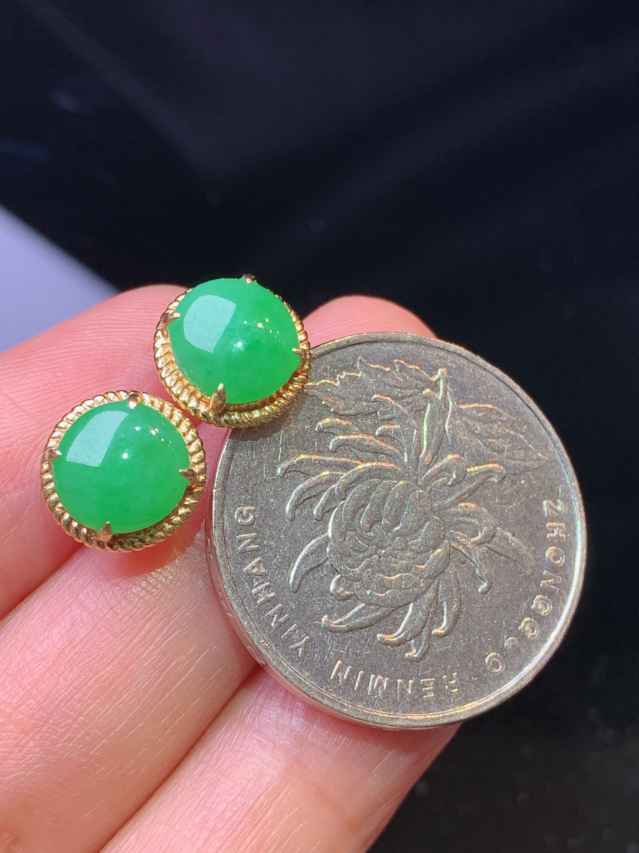 18k金钻镶嵌翠绿蛋面耳钉 玉质细腻 色泽艳丽清新 水润亮眼 整体尺寸9.8*3.8j2