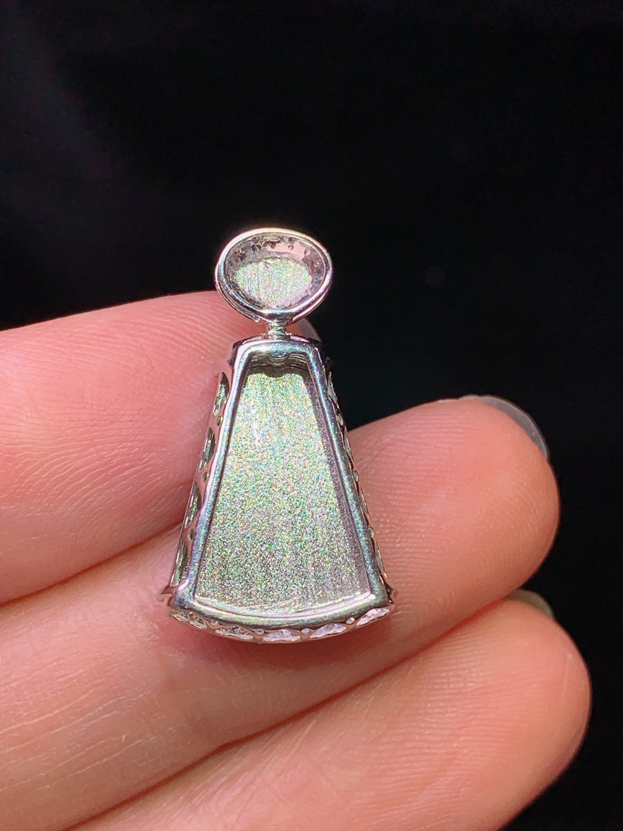 18k金钻镶嵌翠绿无事牌吊坠 玉质细腻 色泽艳丽清新 水润亮眼 整体尺寸21.8*12.8*5.2b1