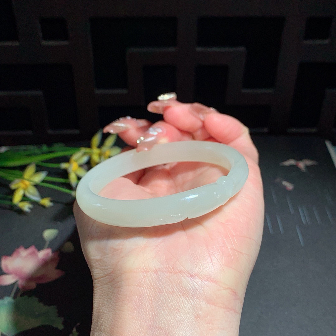 和田玉55圈晴水雕花手镯！玉质细腻油润 底色纯净 无裂无杂 脂粉好，品质高。