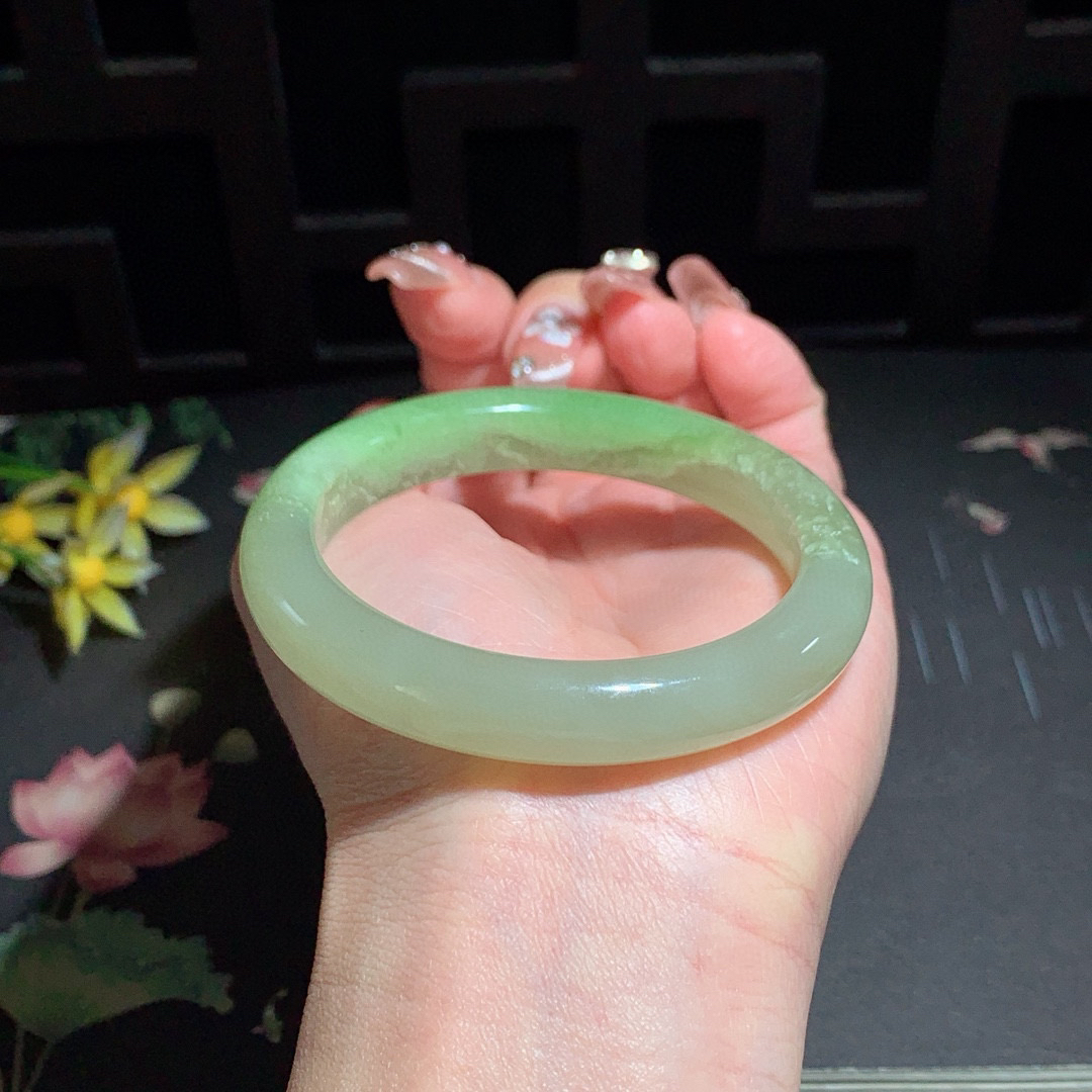 和田玉54.5圈口翠青手镯！玉质细腻油润 底色纯净 无裂无黑 脂粉好，品质高