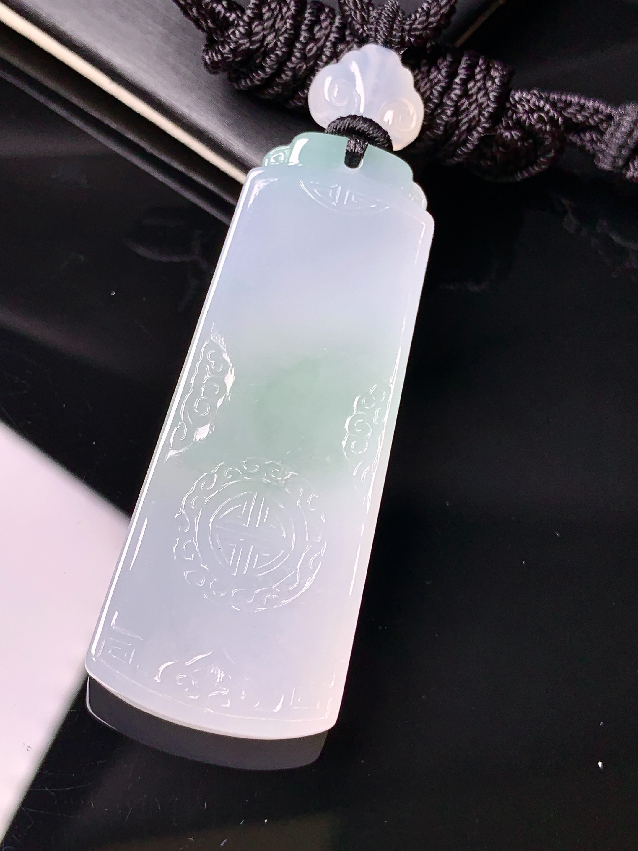 飘绿雕花无事牌吊坠 玉质细腻 色泽艳丽清新 水润亮眼 整体尺寸55.5*21.6*6L1