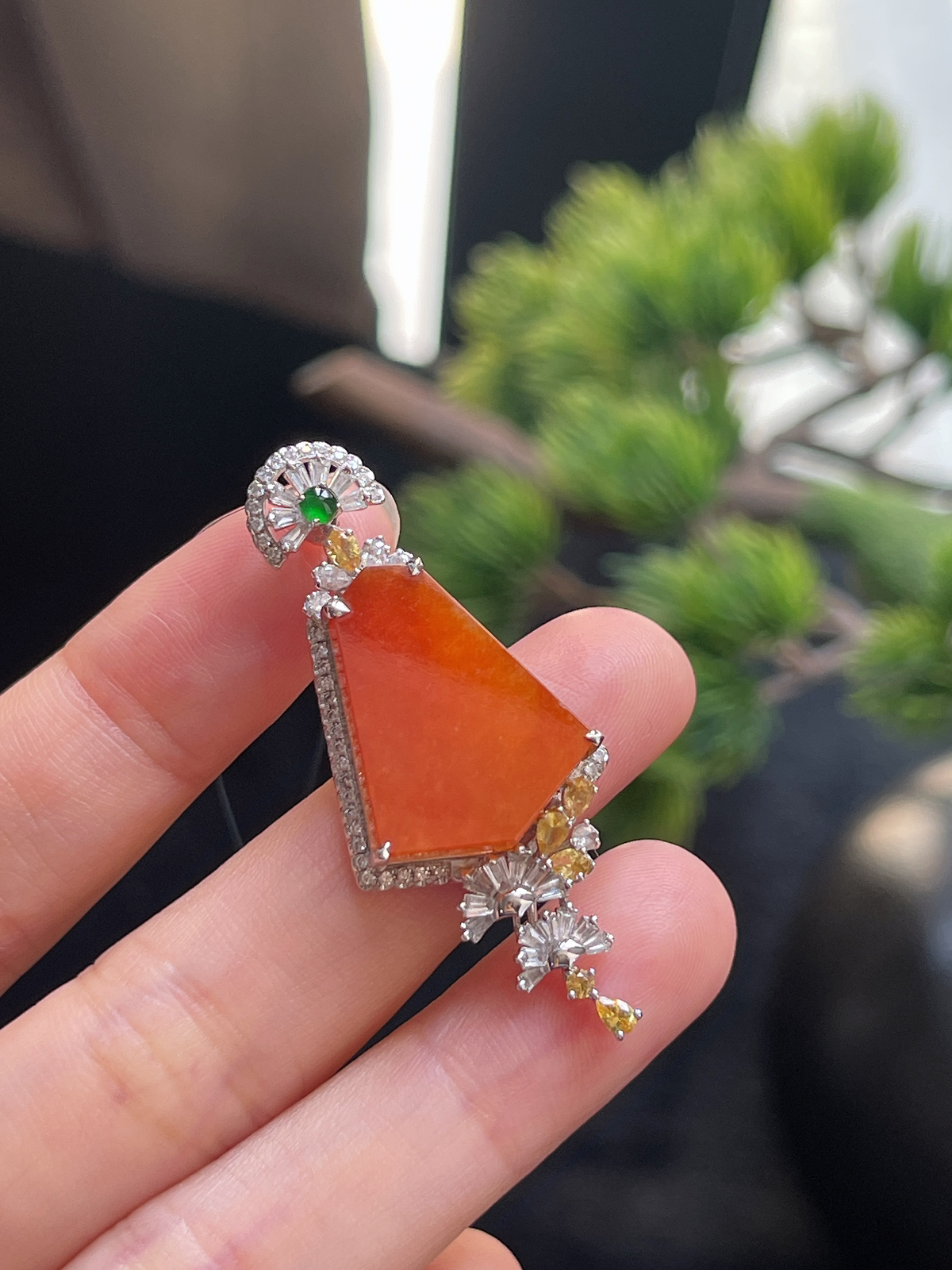 翡翠冰糯种红色无事牌挂件，印记：G18K,伴钻石（无色）