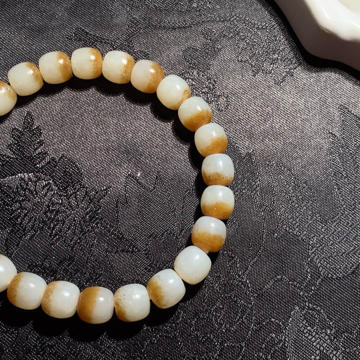 新疆和田玉白且末糖老型珠手串 单颗尺寸8重21.5克。玉质细腻油润。手推出油。佩戴高端典雅。lt26