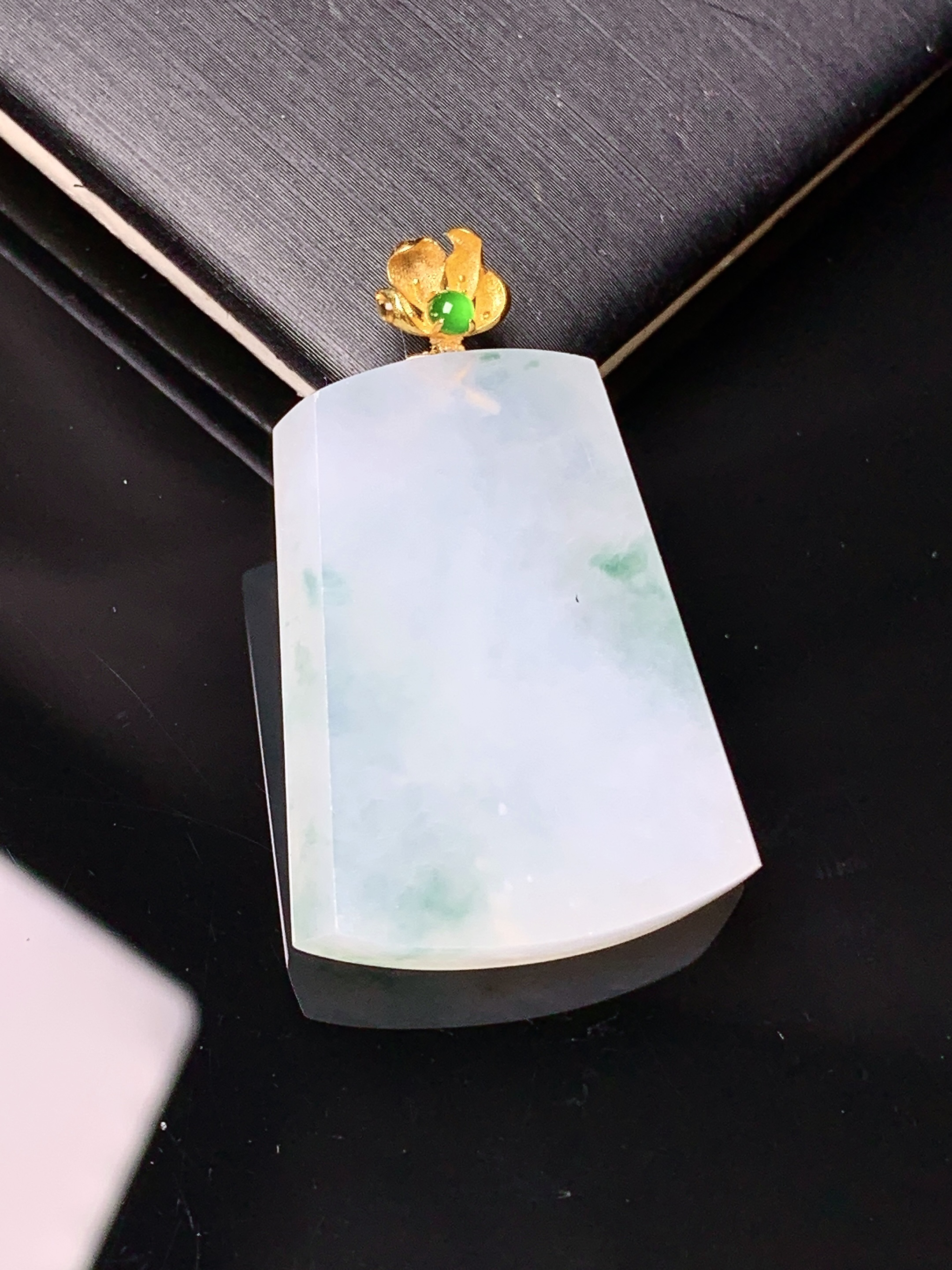 18k金镶嵌冰种飘绿无事牌吊坠 玉质细腻 色泽艳丽清新 水润亮眼 整体尺寸34.3*22.2*4.8