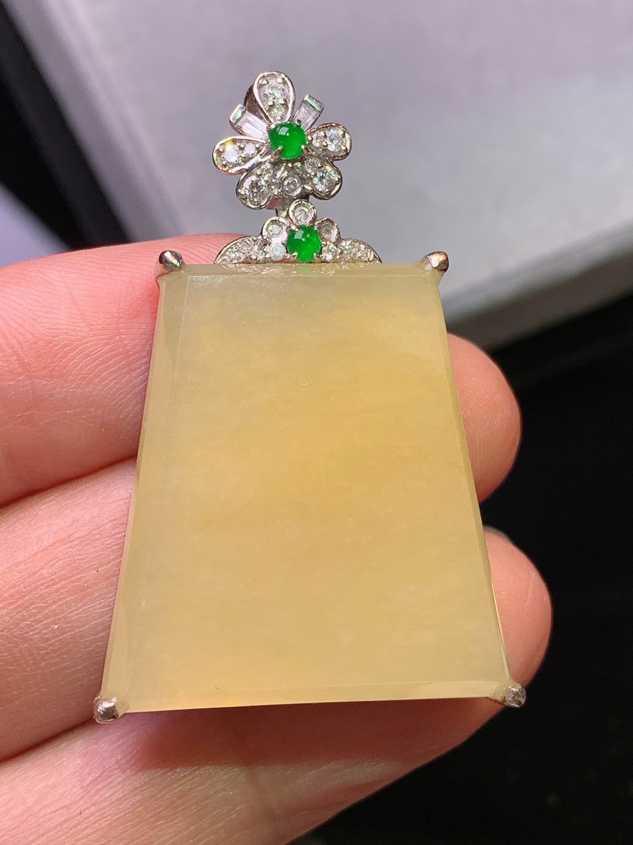 18k金钻镶嵌黄翡无事牌吊坠 玉质细腻 色泽艳丽清新 水润亮眼 整体尺寸40.3*25.6*8b1