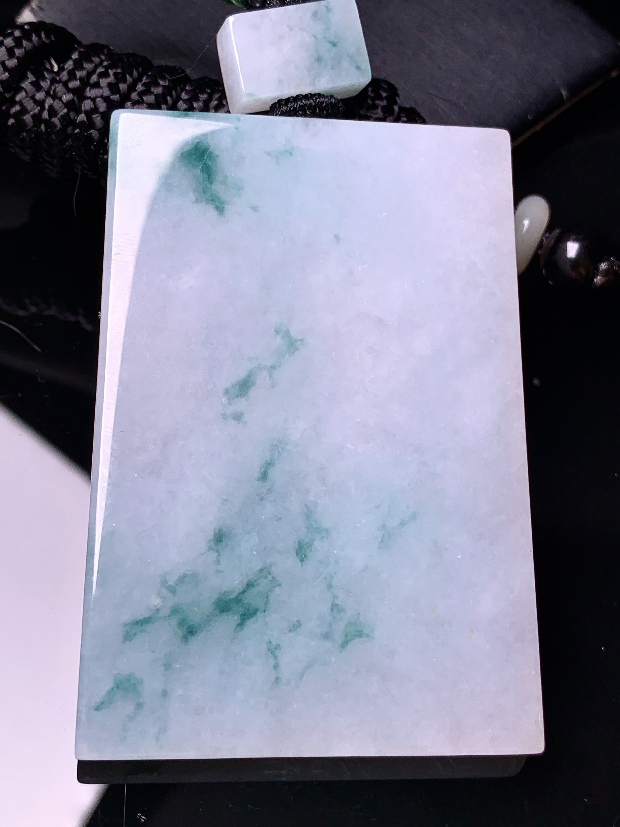 飘绿无事牌吊坠 玉质细腻 色泽艳丽清新 水润亮眼 整体尺寸63*43.8*6w1