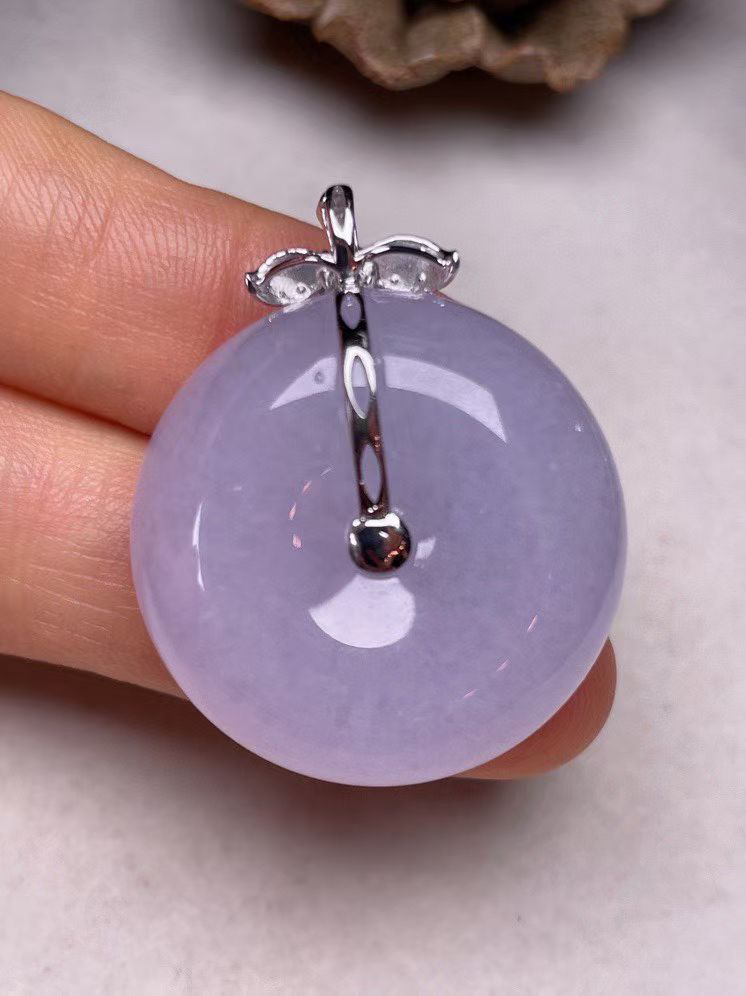 冰糯种淡紫罗兰平安扣吊坠、真金真钻镶嵌，种水好，玉质细腻 .裸石尺寸26.5