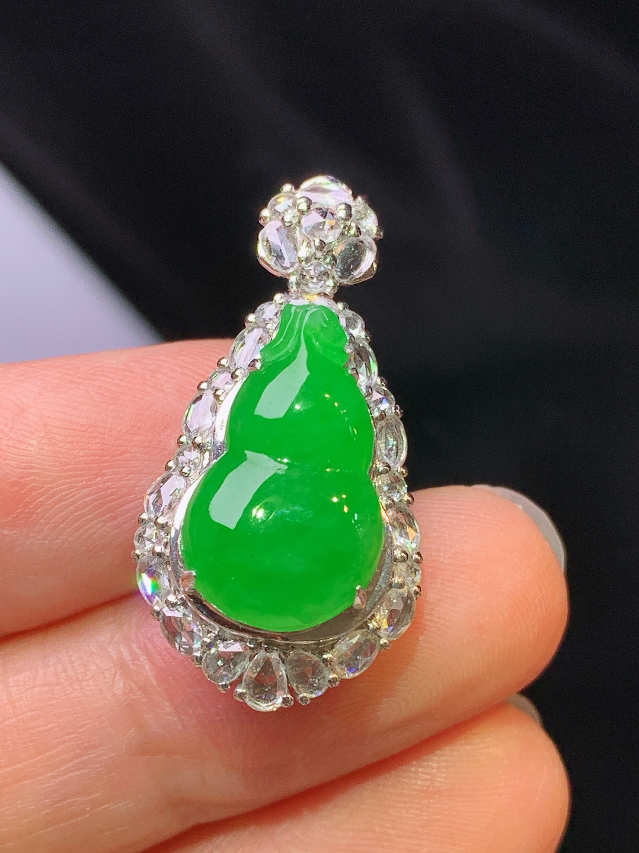 18k金钻镶嵌满绿葫芦吊坠 玉质细腻 色泽艳丽清新 水润亮眼 整体尺寸28.9*14.8*11.2y4