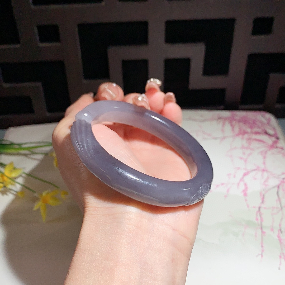 和田玉56.5圈口紫罗兰雕花手镯！玉质细腻油润 底色纯净 无裂无杂 脂粉好，品质高。