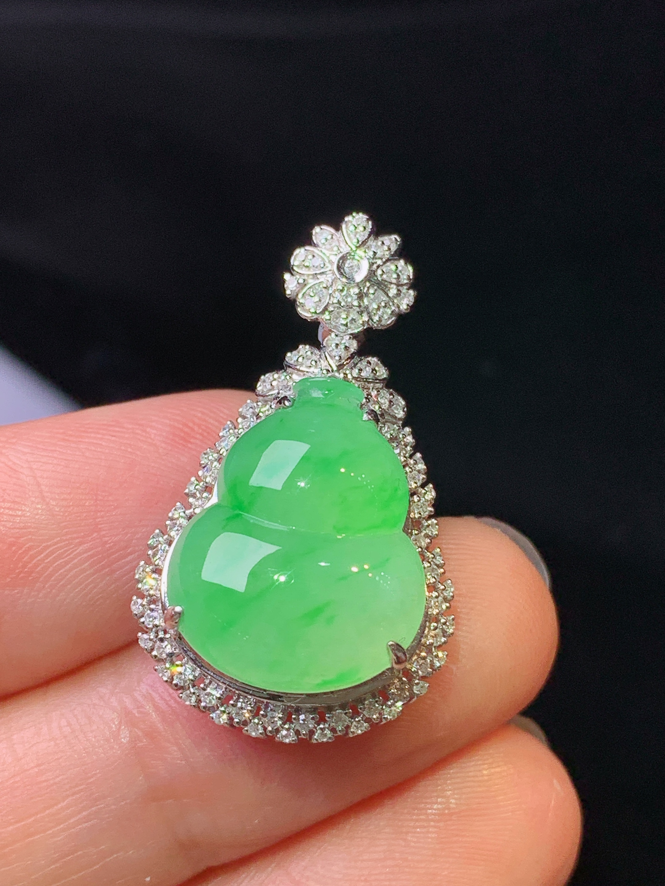 18k金钻镶嵌翠绿葫芦吊坠 玉质细腻 色泽艳丽清新 水润亮眼 整体尺寸29.2*16.8*10.5y4