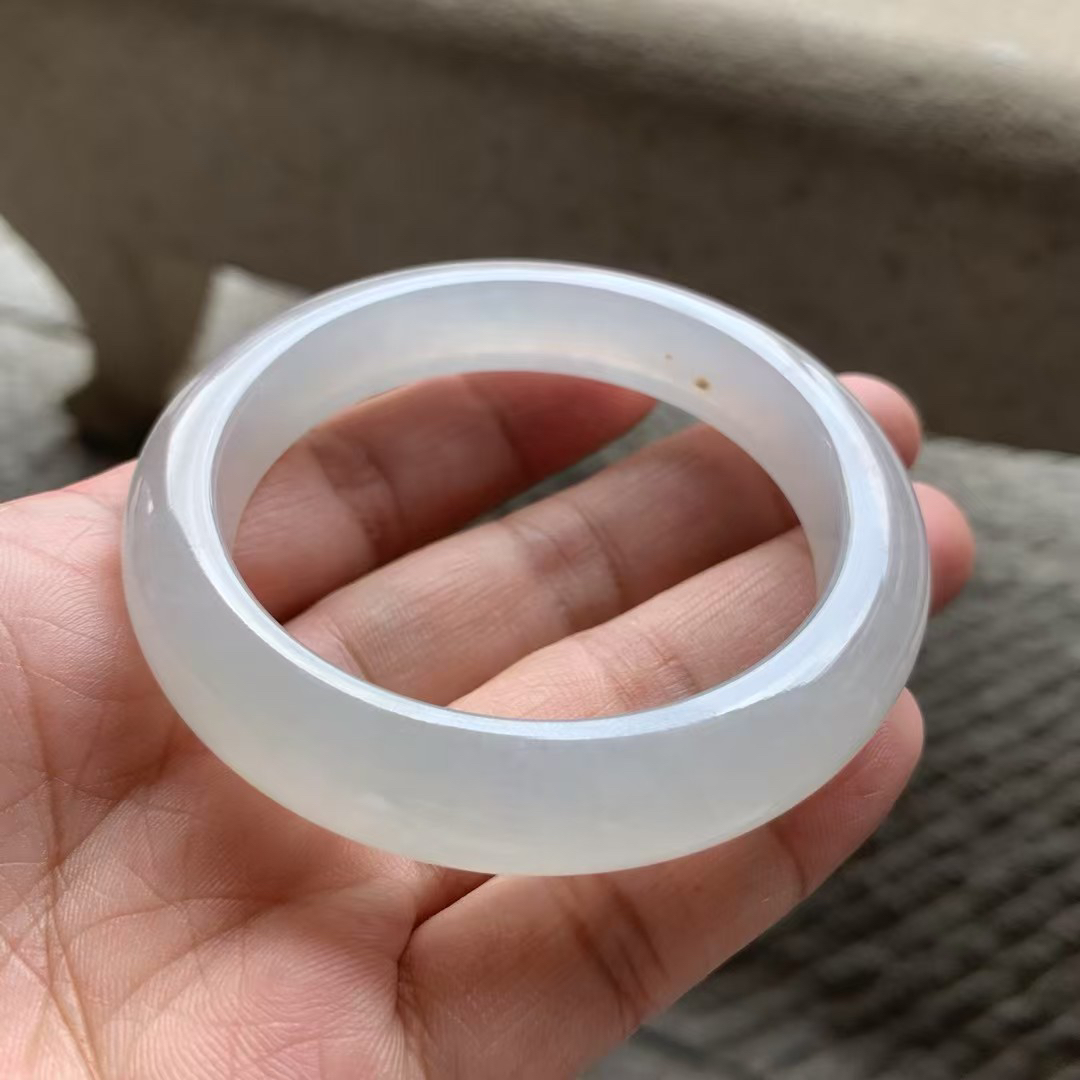 白冰正圈手镯尺寸56*12*9 种质细腻，冰凝透亮，胶胶润润，清爽明快！