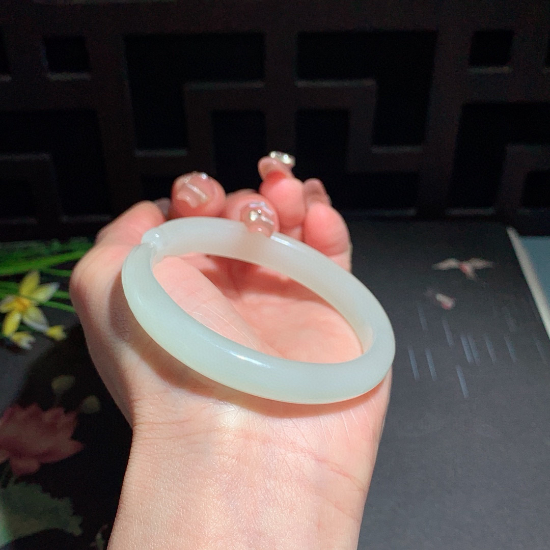 和田玉55圈晴水雕花手镯！玉质细腻油润 底色纯净 无裂无杂 脂粉好，品质高。