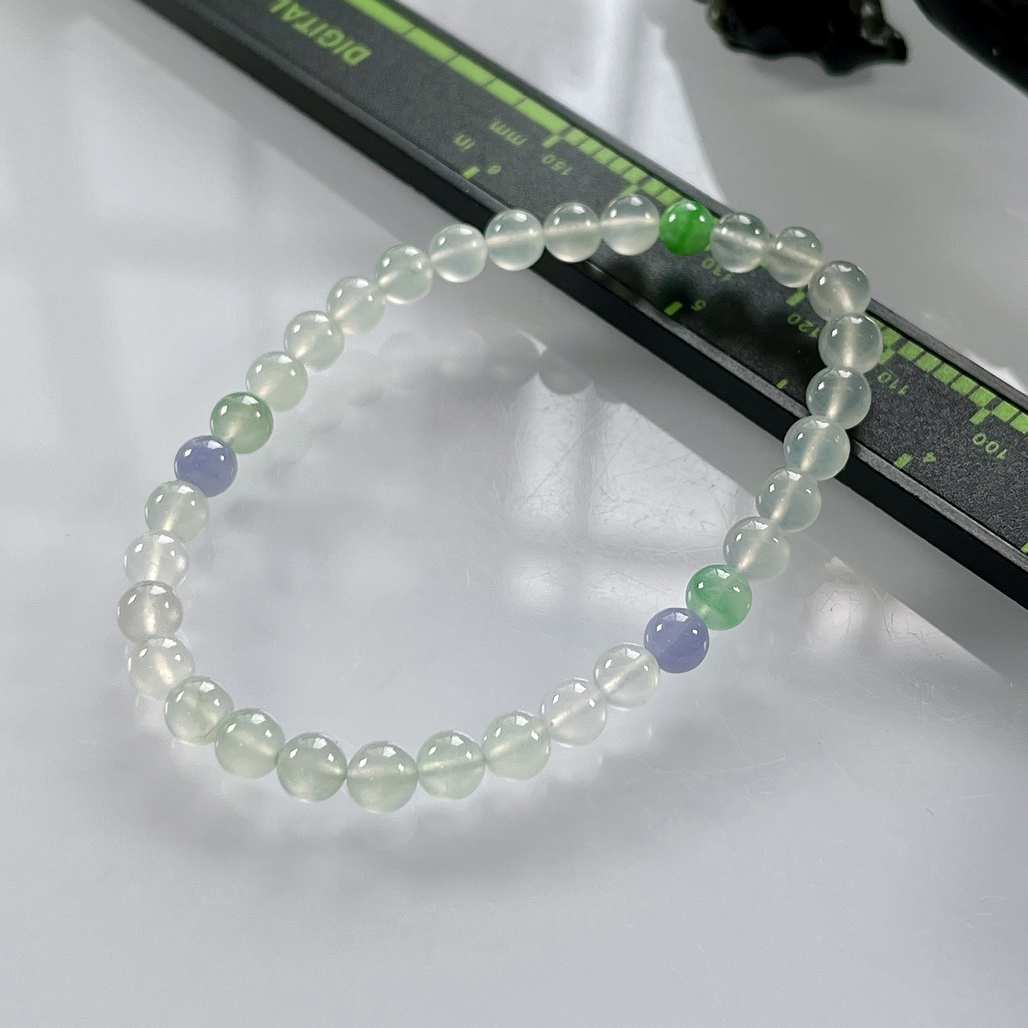 缅甸天然翡翠A货，卡5.3高冰种起光起胶马卡龙圆珠手串手链，尺寸：5.3mm/33颗，重量：8.73g